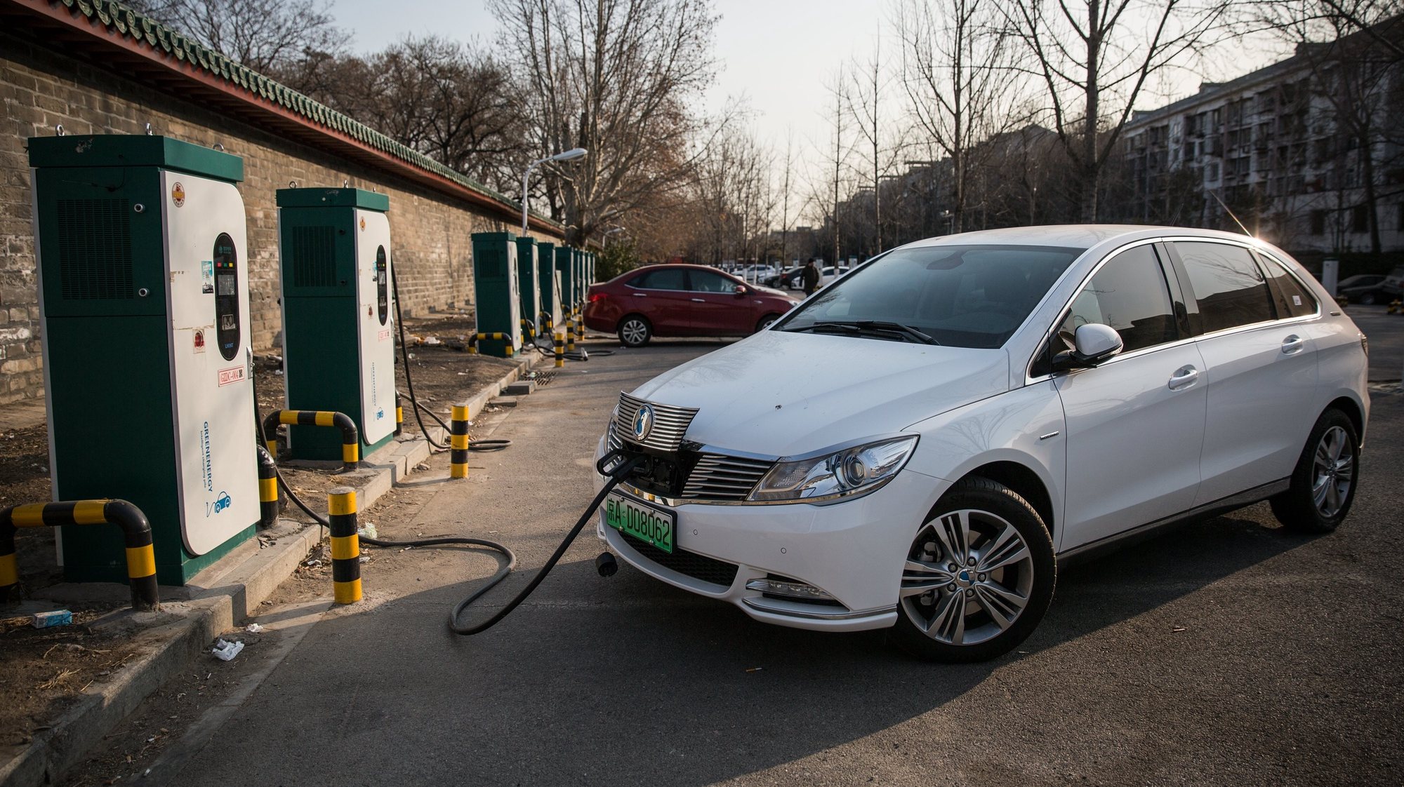 epa06474549 An electric car with an exclusive license plate is charged at an electric vehicle charging station in Beijing, China, 26 January 2018. Exclusive green license plates for new energy vehicles are planned to be expanded in China in the first half of 2018, following the goal to ban fossil fuel-powered cars in the future while promoting hybrids and electric vehicles.  EPA/ROMAN PILIPEY