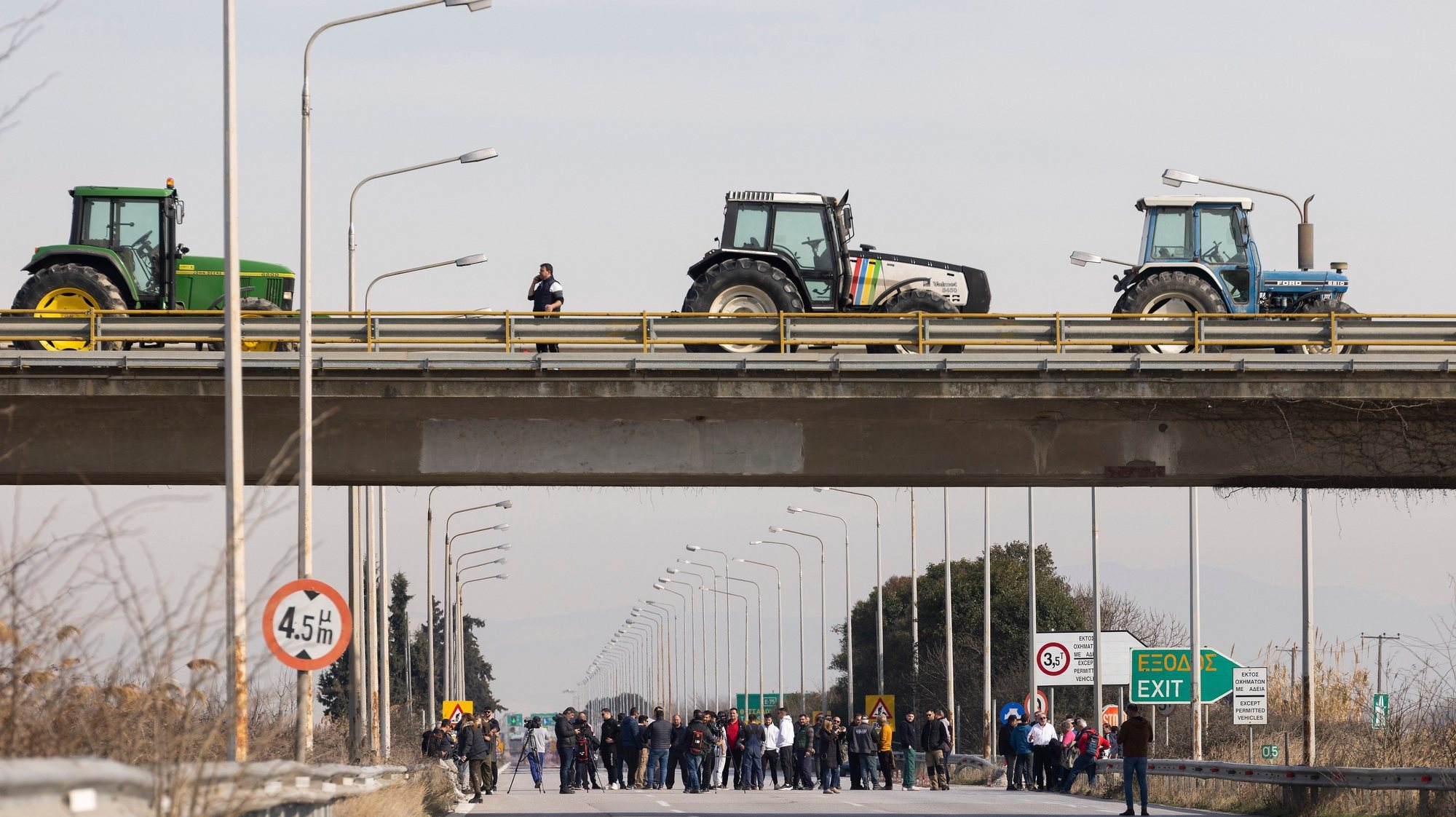 epa11133902 Farmers block Athens-Thessaloniki highway at the height of Malgara during a protest, near Thessaloniki, Greece, 07 February 2024. Farmers across Europe continue to protest against what they say are harmful agricultural policies.  EPA/ACHILLEAS CHIRAS
