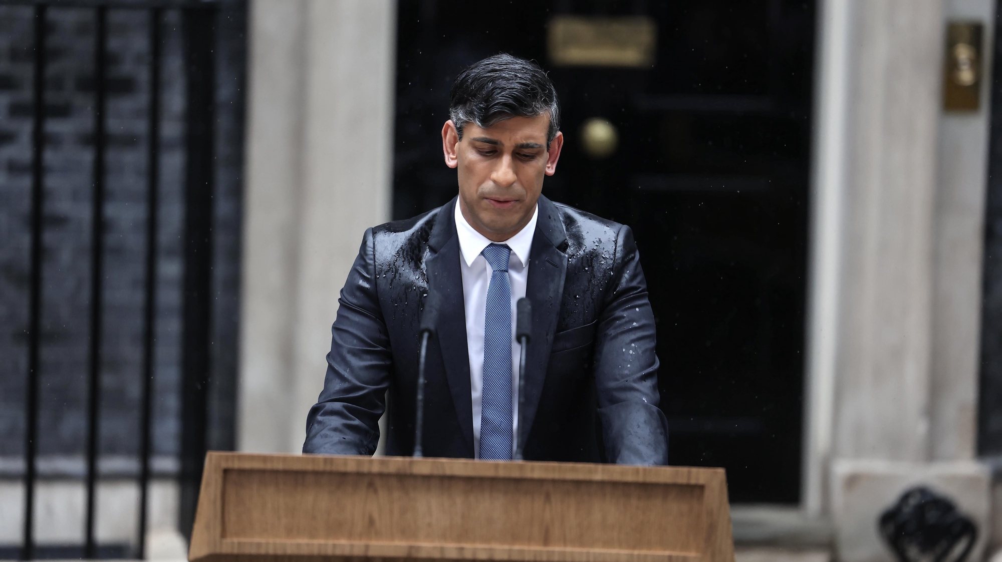 epa11361053 British Prime Minister Rishi Sunak delivers a speech outside 10 Downing Street in London, Britain, 22 May 2024. Sunak announced a snap election with polling day on 04 July 2024.  EPA/NEIL HALL