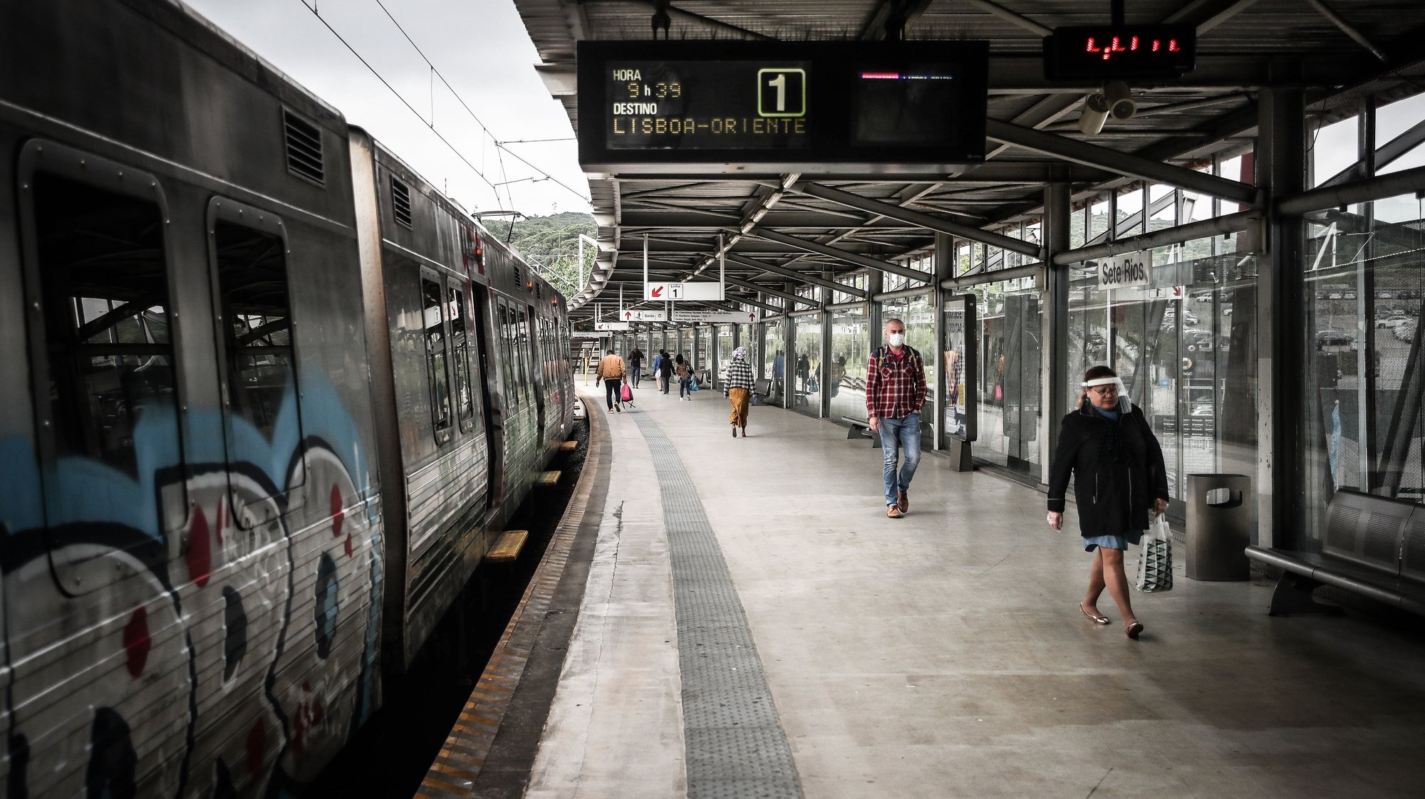 Pessoas à saída de um comboio da CP na estação de Sete Rios, Lisboa, 4 de maio de 2020. Portugal encontra-se em situação de calamidade, depois de três períodos consecutivos em estado de emergência. Neste novo período, vai ser obrigatório o uso de máscaras em transportes públicos. MÁRIO CRUZ/LUSA
