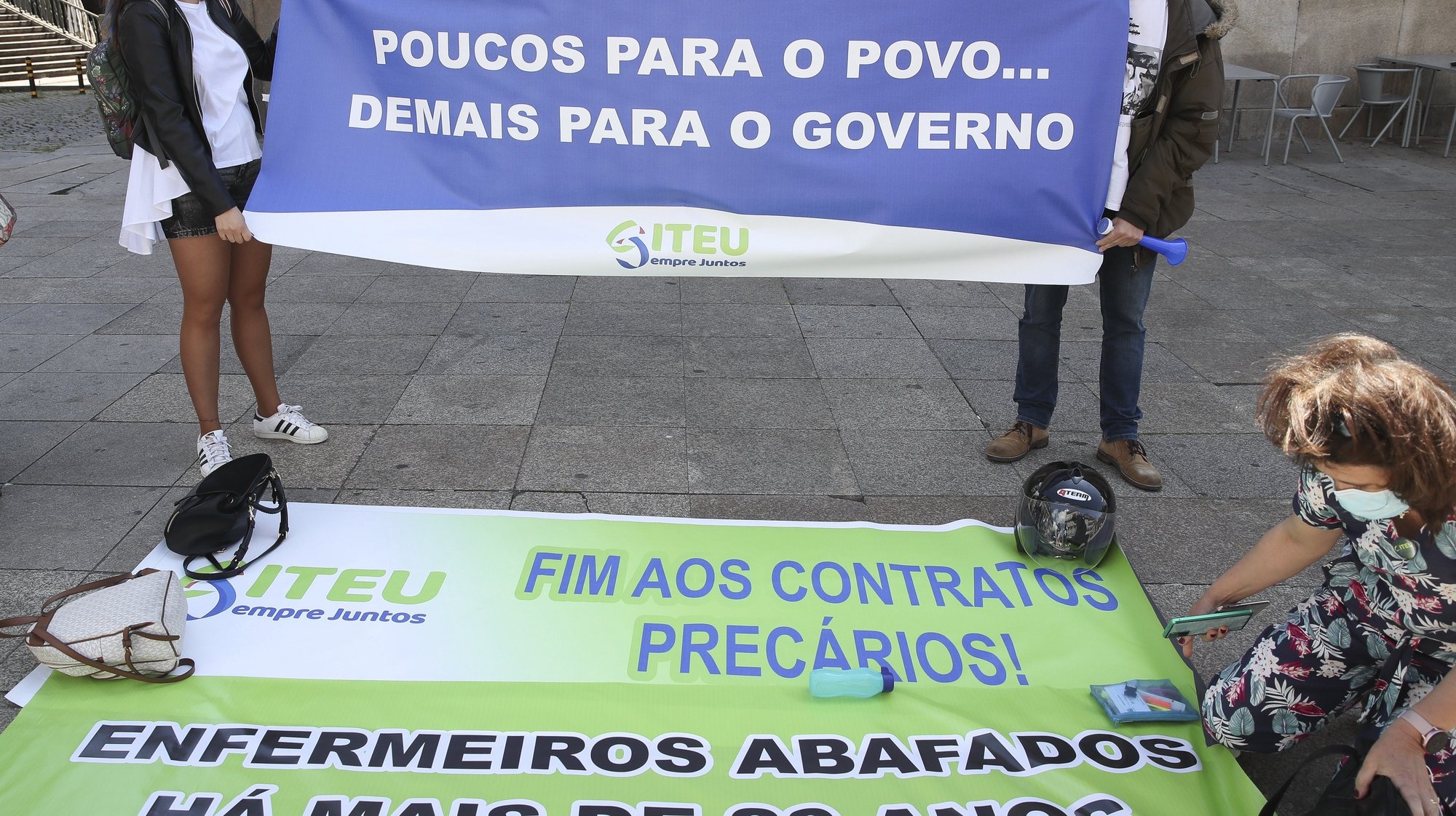 Enfermeiros durante a ação de protesto do Sindicato Independente de Todos os Enfermeiros Unidos (SITEU), no âmbito da abertura da Cimeira Social, contra as condições de trabalho dos enfermeiros e em defesa dos seus direitos laborais junto à Estação de São Bento, Porto, 7 de maio de 2021. PAULO NOVAIS/LUSA