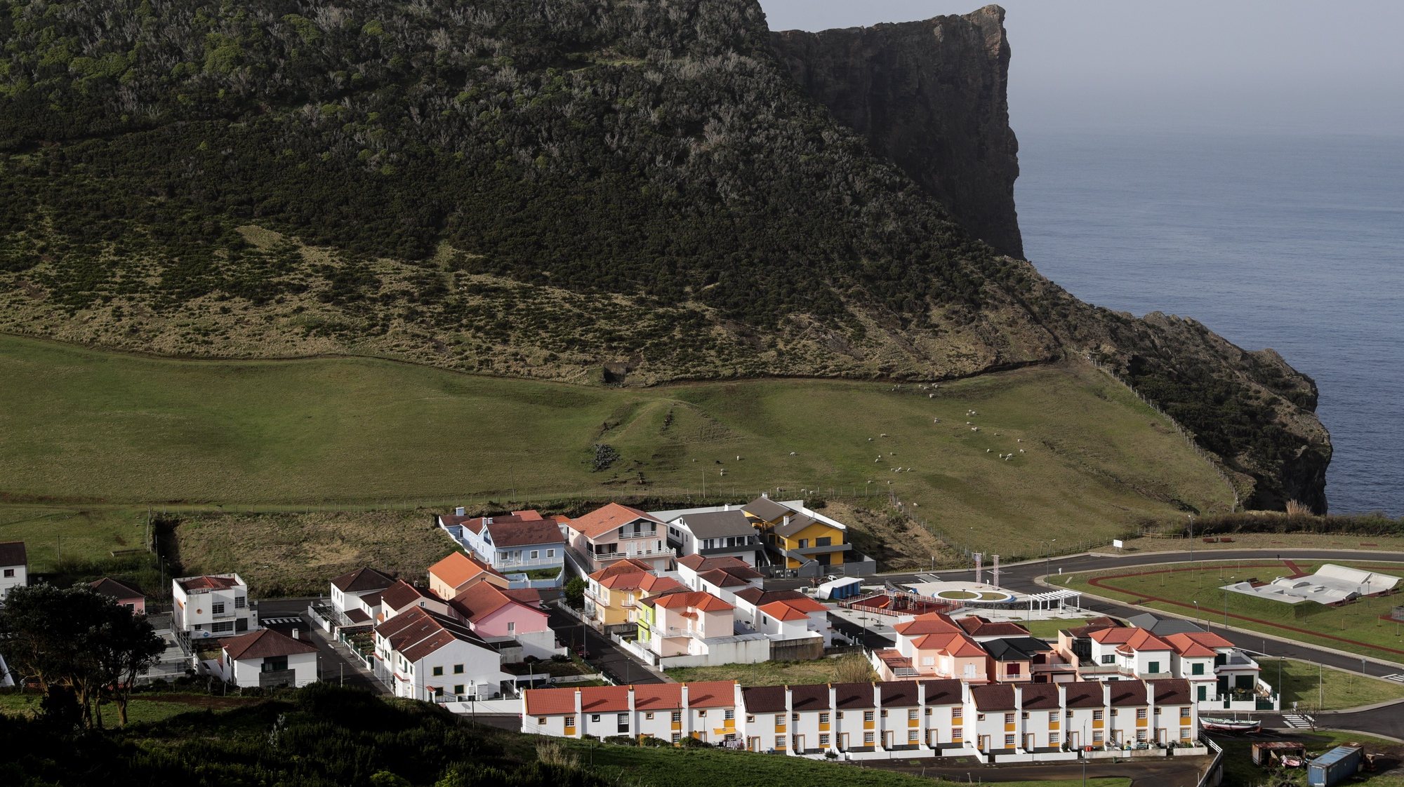 Vista geral de parte da vila de Velas na ilha de São Jorge nos Açores, 29 de março de 2022. TIAGO PETINGA/LUSA