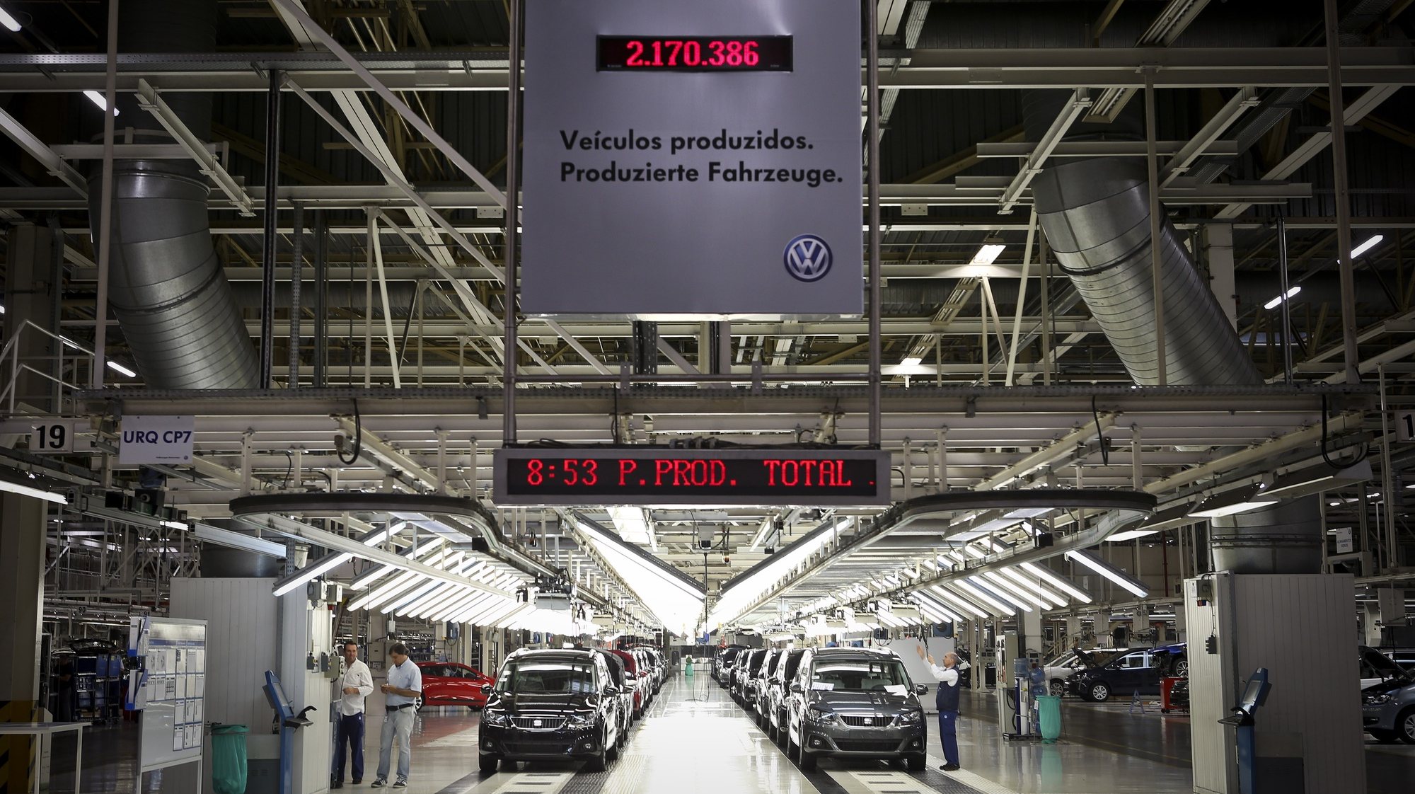 Sáida de veículos produzidos na fábrica Autoeuropa do grupo alemão Volkswagen numa altura em que se celebram os 20 anos do início da produção da Autoeuropa em Portugal, em Palmela, concelho de Setúbal, 26 de abril de 2015. (ACOMPANHA TEXTO) MÁRIO CRUZ/LUSA