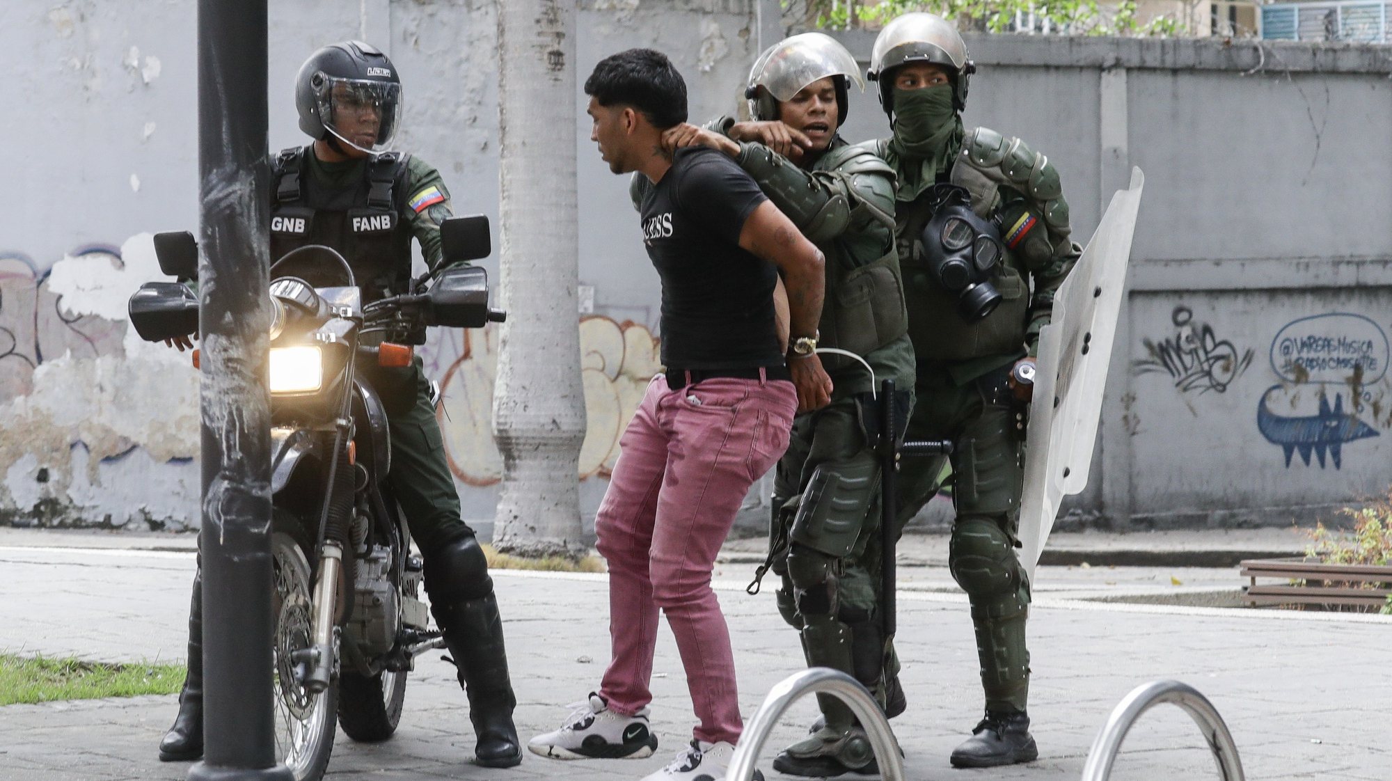 epa11510504 Members of the Bolivarian National Guard (GNB) detain an opposition protester in Caracas, Venezuela, 30 July 2024. Thousands of Venezuelans gathered in Caracas on 30 July in an event called by the majority opposition, to reject for the second consecutive day what they consider to be fraud in the official results of the National Electoral Council (CNE), which proclaimed Nicolas Maduro as re-elected president with 51.2 percent of the votes.  EPA/RONALD PENA R