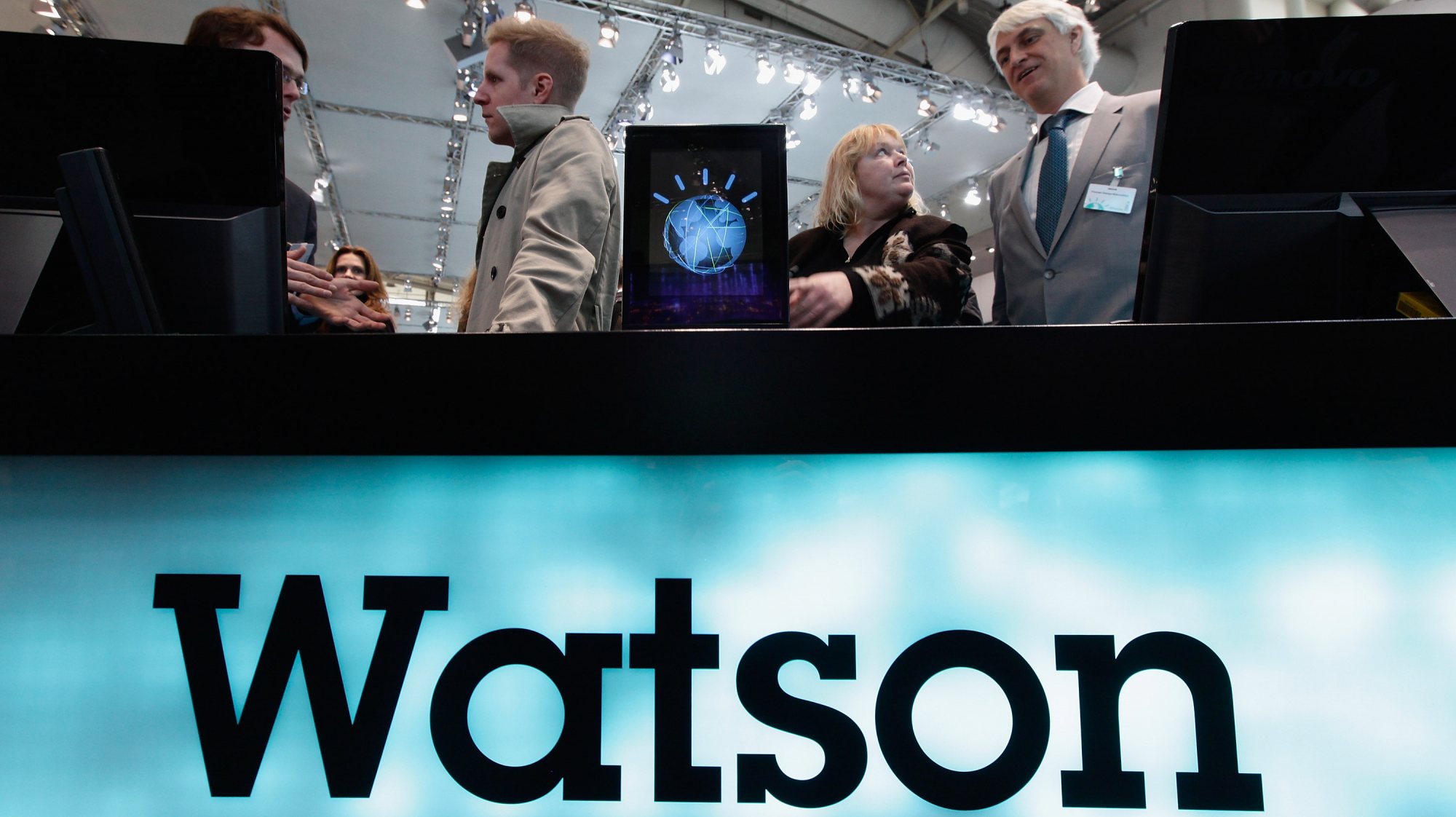 A IBM justifica que os despedimentos estão ligados à reorganização da empresa, após o spin-off da Kyndryl e à venda da Watson Health