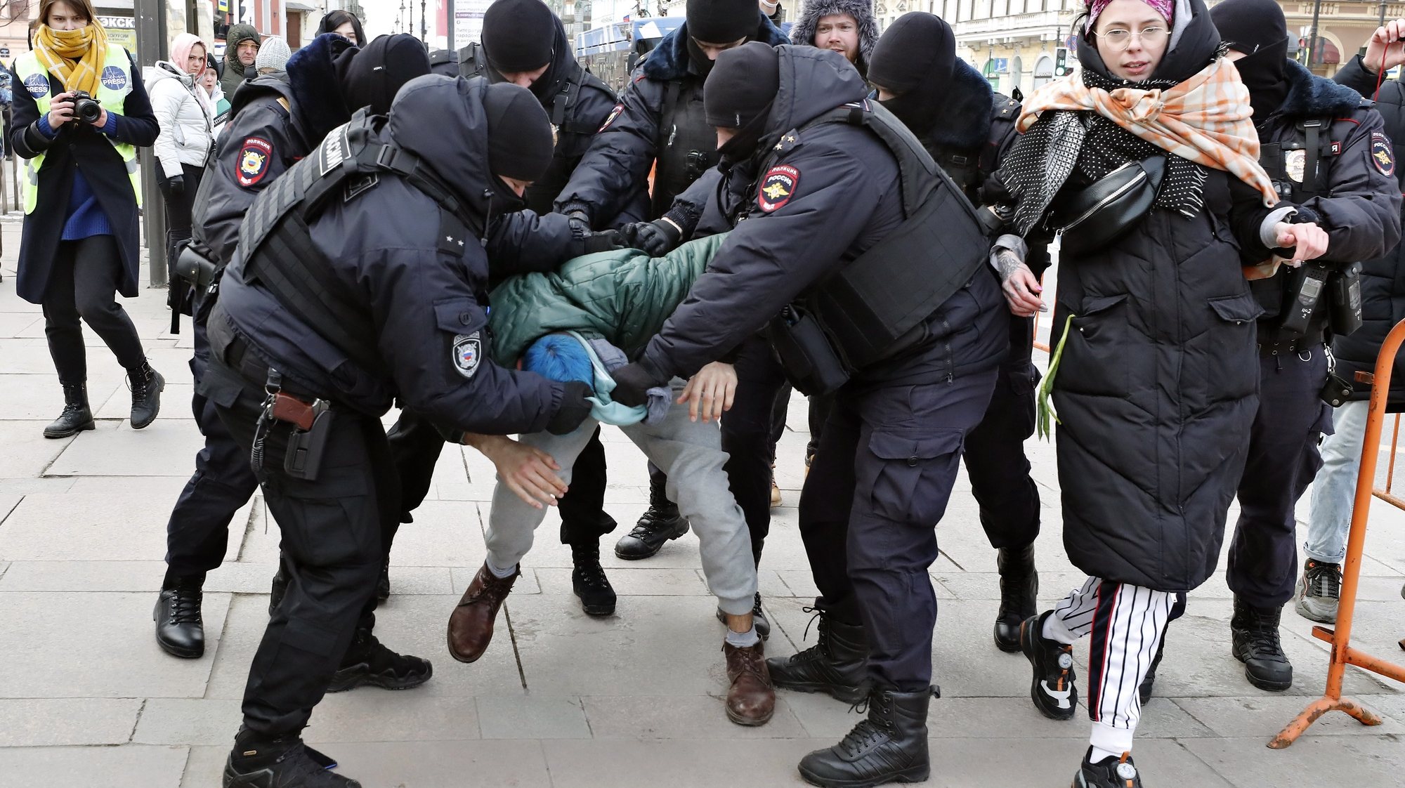 Polícia russa detém manifestante num protesto não autorizado contra a guerra na Ucrânia. Rua vermelha de São Petersburgo, Rússia. 8 de março de 2022