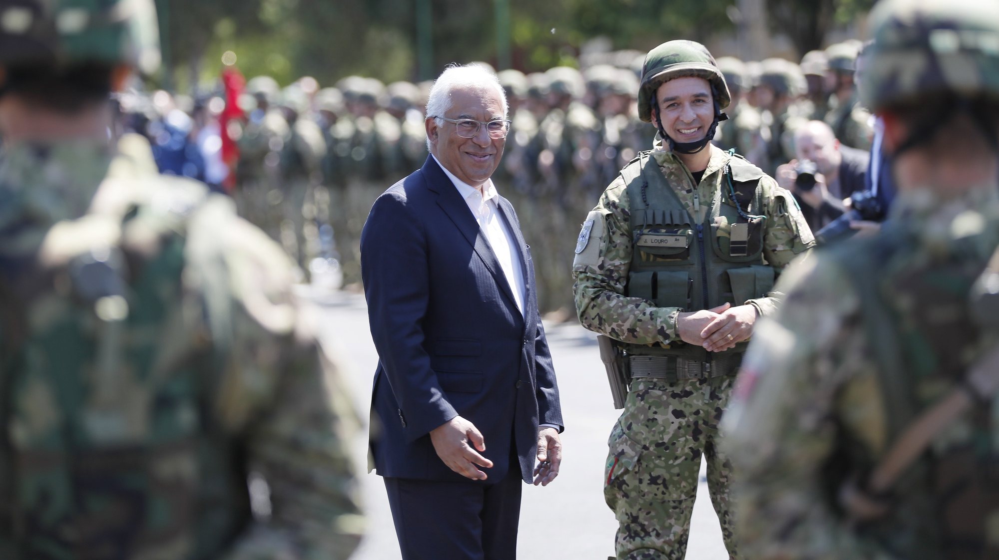 epa09957666 Portuguese Prime Minister Antonio Costa (L) interacts with a Portuguese military unit hosted at the 1st Instruction Battalion &#039;Olt&#039; military base of the Romanian Army, in Caracal city, 200 Km west from Bucharest, Romania, 19 May 2022. Romanian President Klaus Iohannis and Portuguese Prime Minister Antonio Costa met Romanian and Portuguese military personnel from the NATO alliance deployed to Romania amid rising tensions at the Black-Sea region due to the Russian-Ukrainian conflict.  EPA/ROBERT GHEMENT