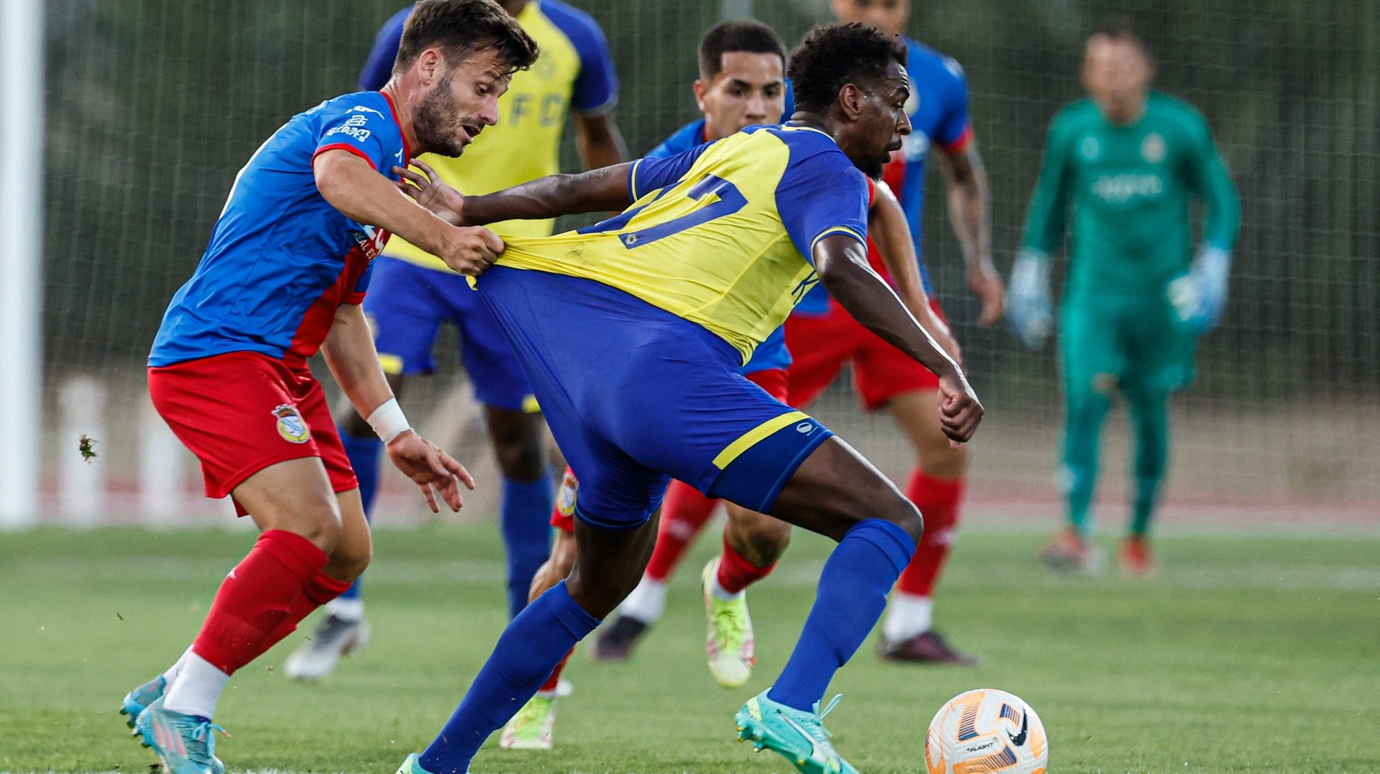 O jogador do Alverca, Talison Ruan (E), em ação contra o jogador do Al Nassr, Abdullah Al Khaibari, durante um jogo particular, no Estádio Municipal de Albufeira, 10 julho de 2023. LUÍS FORRA/LUSA