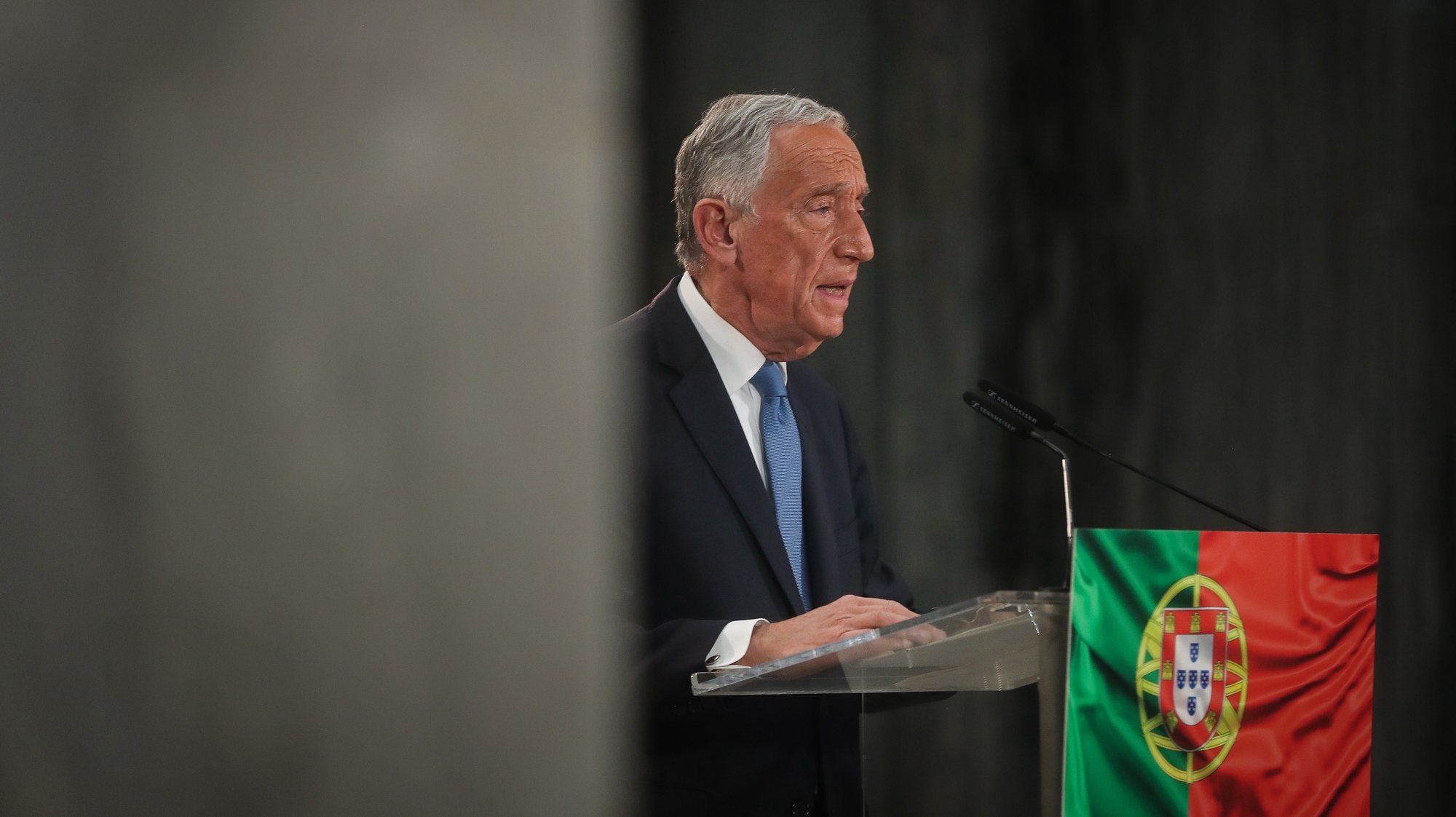 epa08963350 Presidential candidate, Marcelo Rebelo de Sousa, delivers his victory speech for being re-elected as Portugal&#039;s President after winning the 2021 presidential elections, in Lisbon, Portugal, 24 January 2021. Marcelo Rebelo de Sousa won Portugal&#039;s presidential election with a majority of the vote in the first round, according to the election commission.  EPA/MARIO CRUZ