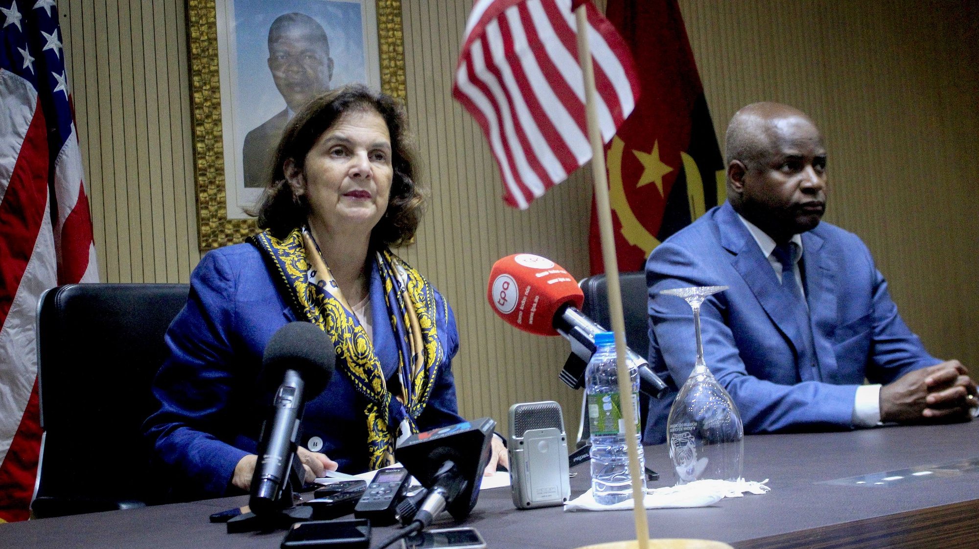 O ministro do Interior de Angola, Ângelo da Veiga Tavares, e a Embaixadora dos EUA em Angola, Nina Maria Fite, durante a assinatura de um memorando de entendimento entre Angola e os EUA em matéria de segurança e ordem pública, Luanda, Angola, 1 de julho de 2019.  AMPE ROGÉRIO/LUSA