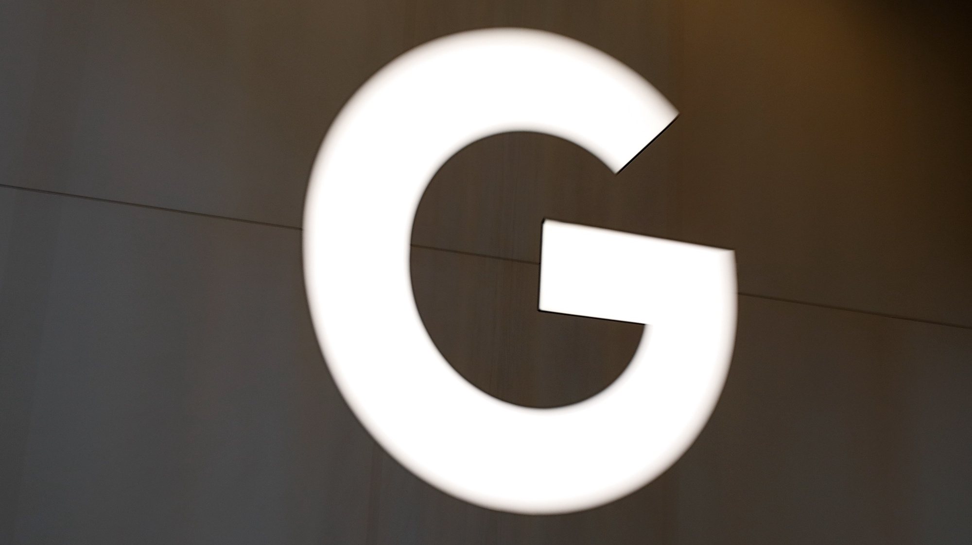 epa09281593 A view of the Google &#039;G&#039; sign inside the Google retail store in the Chelsea neighborhood of New York, New York, USA, 17 June 2021. The Google Store, which opened today, will allow customers to browse through and buy an extensive selection of products made by Google, ranging from Pixel phones, Nest products, Fitbit devices and Pixelbooks.  EPA/JASON SZENES
