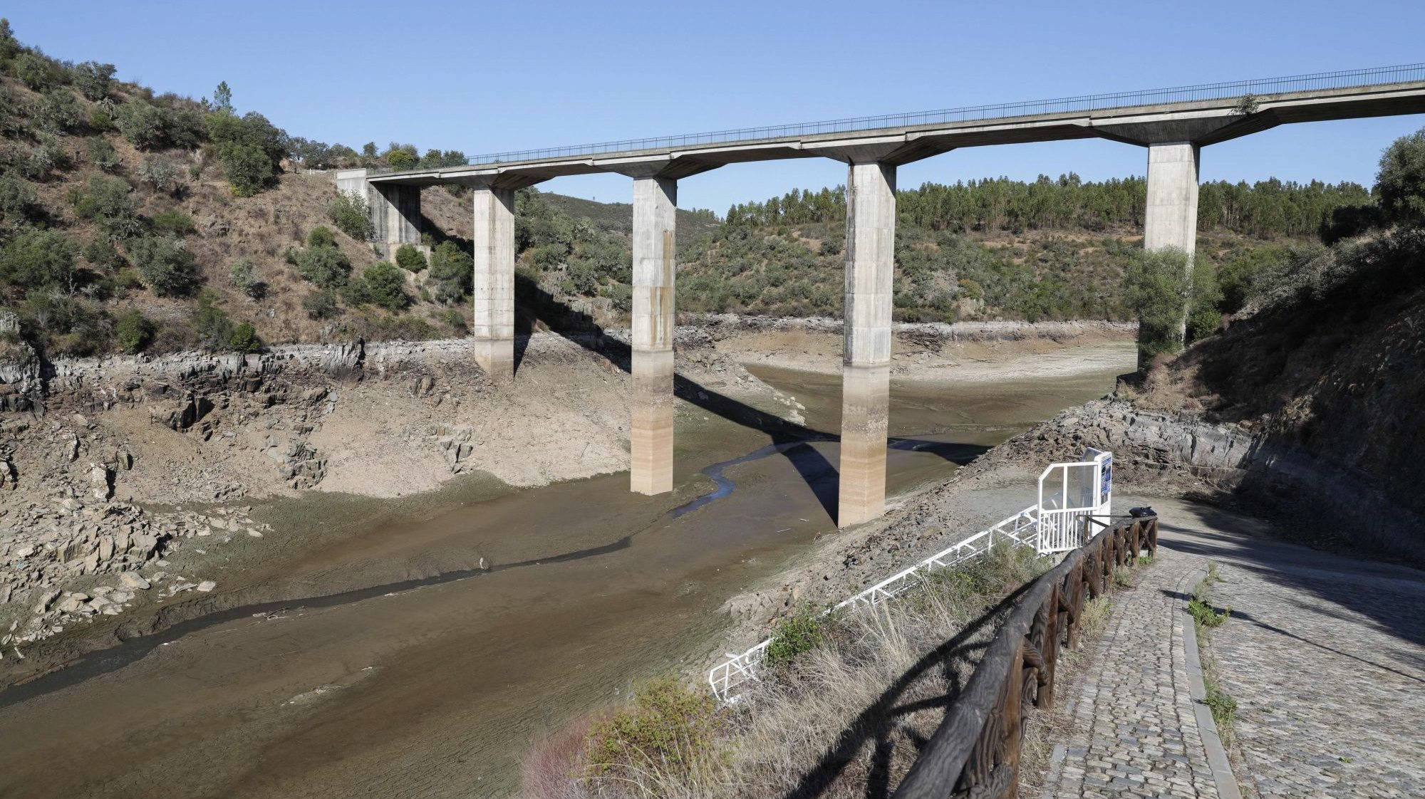 Ponte sobre o rio Ponsul (um afluente do Tejo), seco, Castelo Branco, 2019