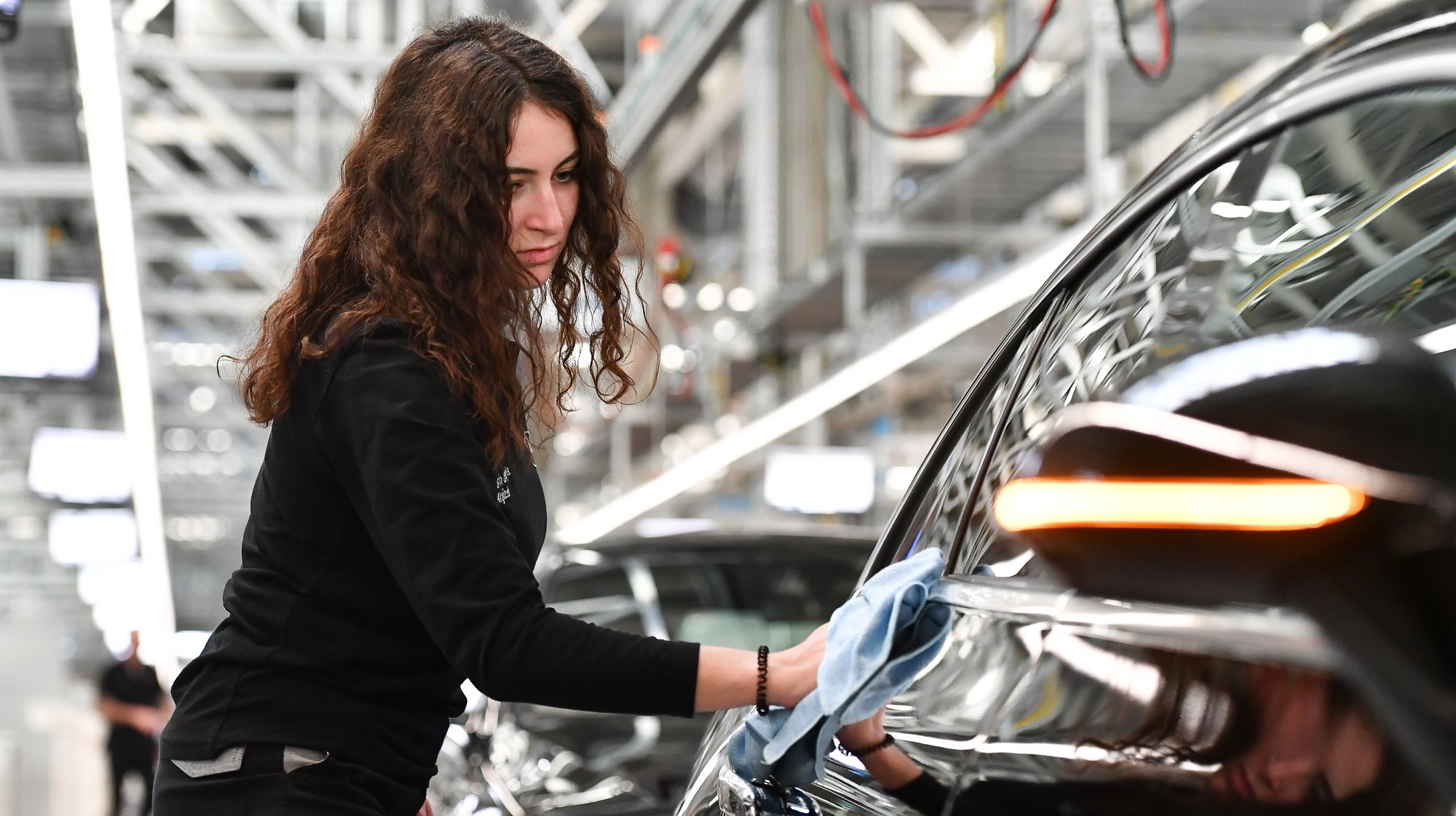 epa10465192 A Mercedes employee works on cars assembly line at the Mercedes-Benz plant in Sindelfingen, Germany, 13 February 2023.  EPA/ANNA SZILAGYI
