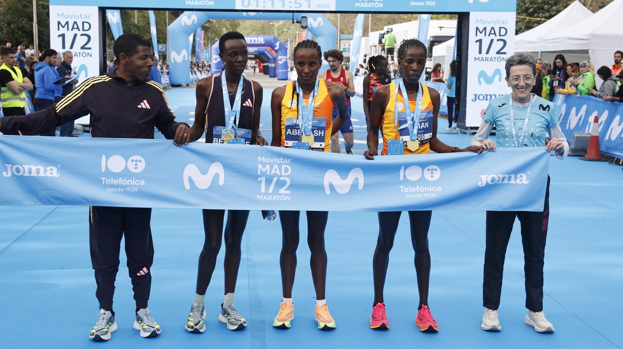 epa11263745 Ethiopian runner Aberash Shilima Kebeda (C), winner; Kenyan Beatrice Nyaboke (2L), second, and Kenyan Vivian Jerotich (2R), third, pose next to athletes Ethiopina Haile Gebrselassie (L) and Portuguese Rosa Mota (R), that were honored during the race, shortly after half marathon race in Madrid, Spain, 07 April 2024.  EPA/FERNANDO ALVARADO