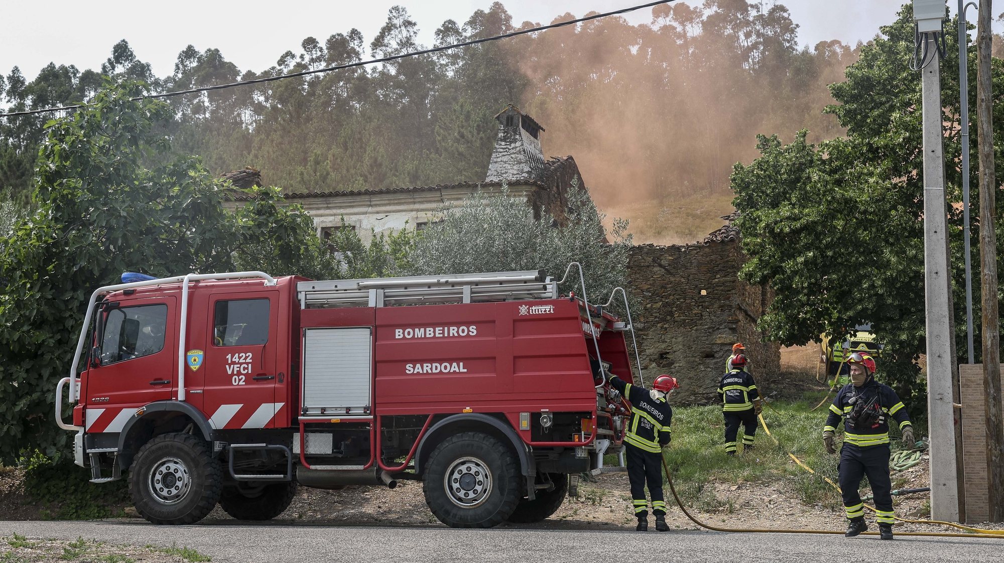 Bombeiros durante uma simulação de incêndio florestal, no âmbito do Programa Aldeia Segura, em Santa Clara, Sardoal, 27 de junho de 2023. PAULO NOVAIS/LUSA