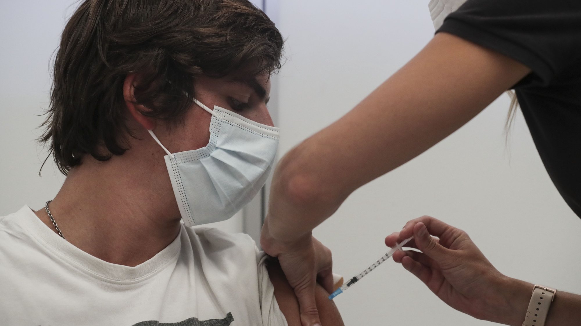 Na sequência da decisão da Direção-Geral de Saúde (DGS) de vacinar universalmente os utentes com idades entre os 12 e 15 anos, esta faixa etária começou a ser vacinada no Centro de Vacinação de Alcabideche, Cascais, 21 de agosto de 2021. TIAGO PETINGA/LUSA
