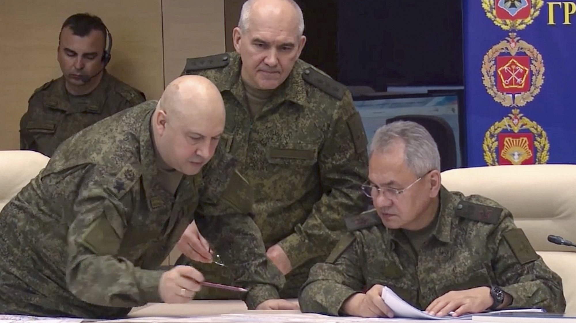 epa10294411 A still image taken from a handout video provided by the Russian Defence Ministry press service shows Russia&#039;s Defence Minister Sergei Shoigu (R) listening to Commander Sergei Surovikin (L) on his visit to the command centre of the Joint Russian Forces, at an undisclosed location in Ukraine, 08 November 2022. On 24 February 2022 Russian troops entered the Ukrainian territory in what the Russian president declared as a &#039;Special Military Operation&#039;, starting an armed conflict that has provoked destruction and a humanitarian crisis.  EPA/RUSSIAN DEFENCE MINISTRY PRESS SERVICE/HANDOUT HANDOUT  HANDOUT EDITORIAL USE ONLY/NO SALES