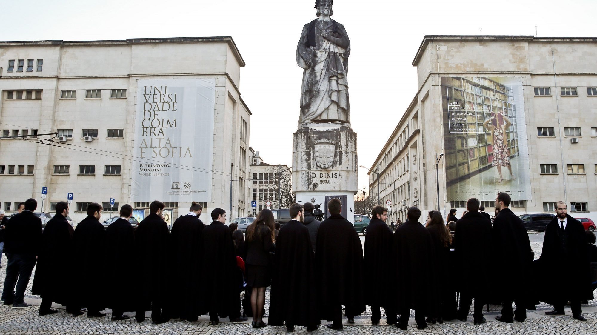Estudantes durante uma iniciativa simbólica, organizada pela Associação Académica de Coimbra, no Dia do Estudante, na Universidade de Coimbra, em 2016