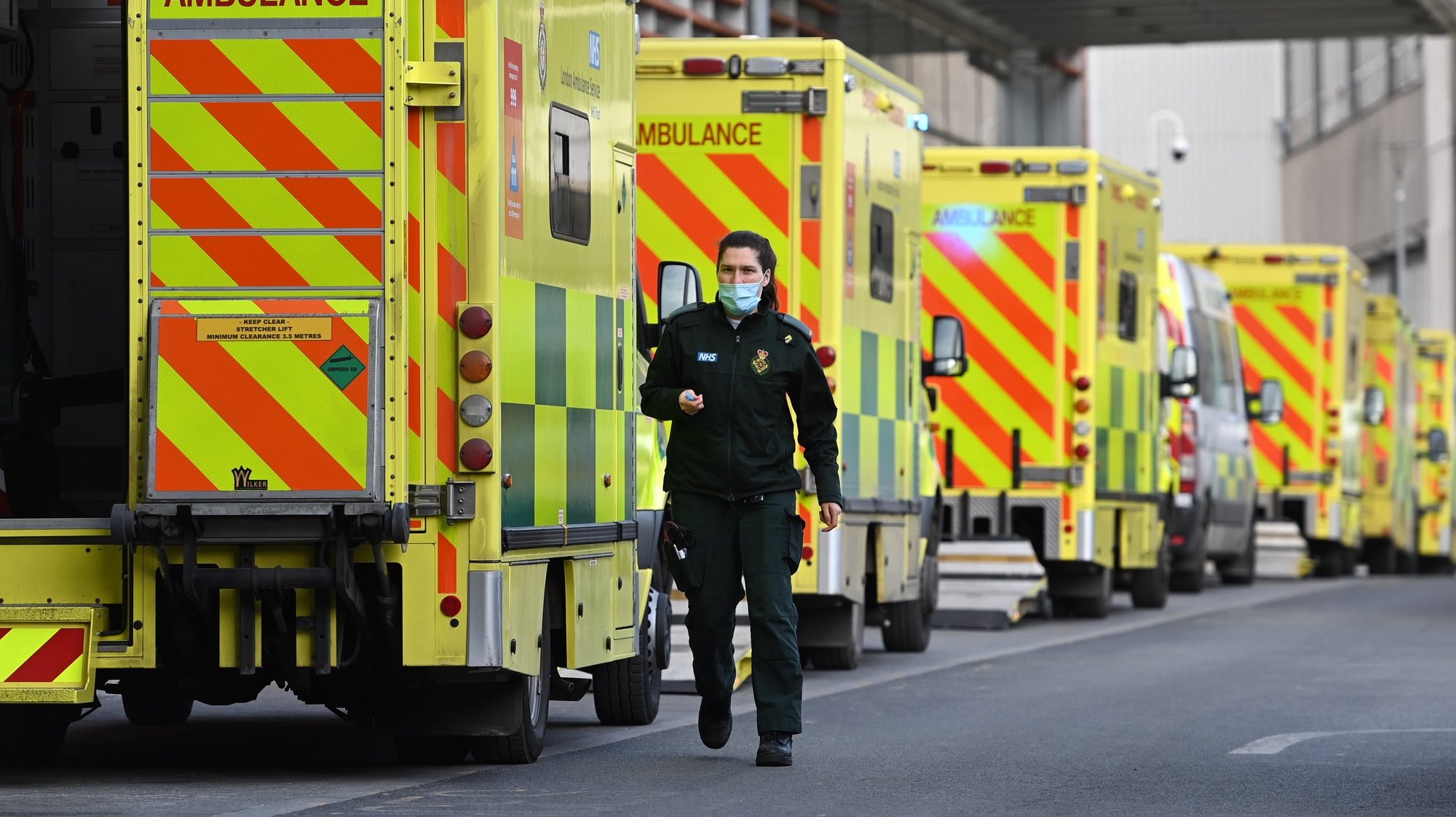 epa09009142 Ambulance staff outside the Royal London hospital in London, Britain, 13 February 2021. Britain&#039;s National health service (NHS) has been under sever pressure even as Covid-19 hospital admissions continue to fall across the UK.  EPA/ANDY RAIN