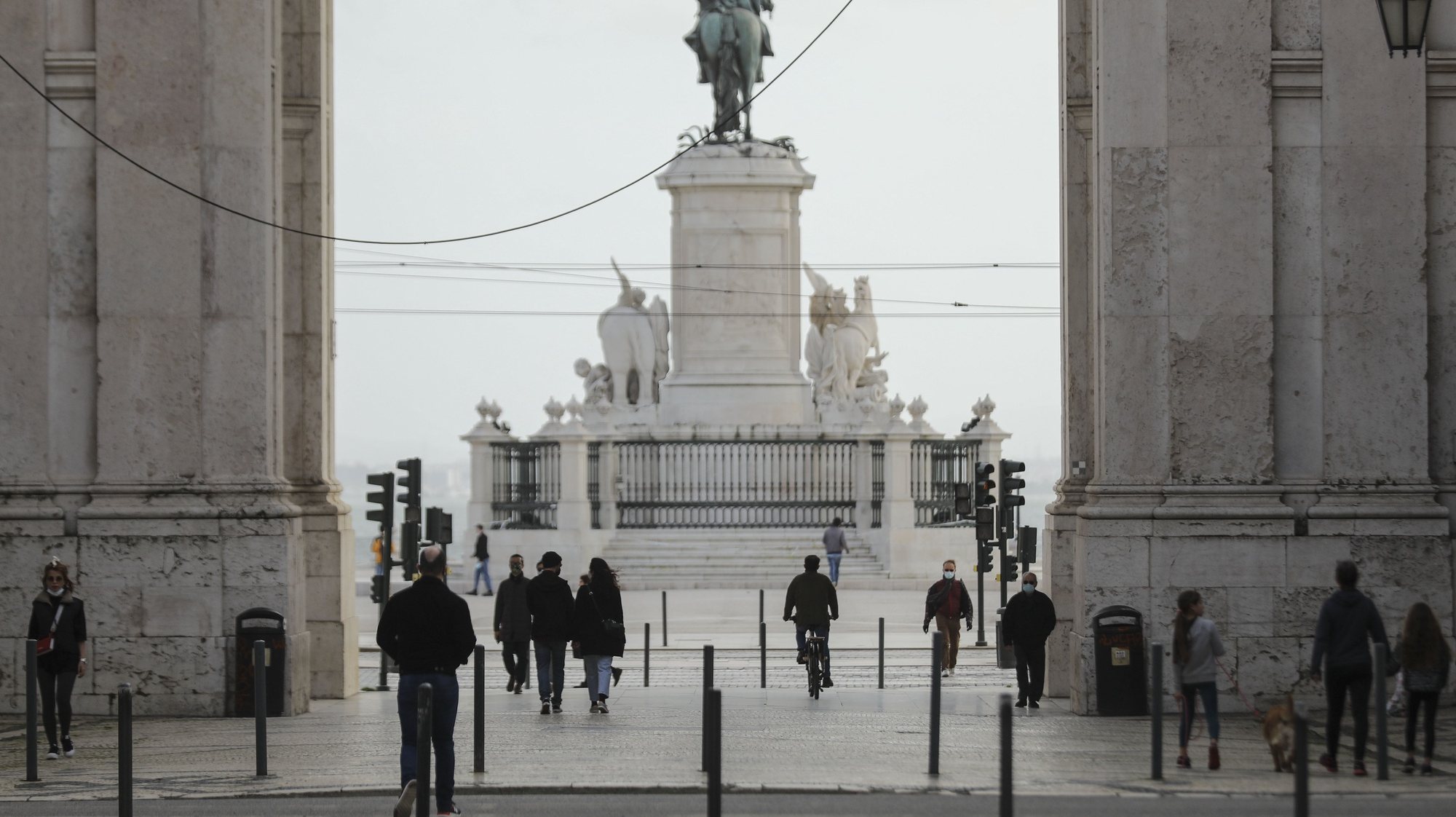 Pessoas passeiam junto ao Arco da Rua Augusta em Lisboa, durante período com medidas de restrição impostas pelo novo confinamento, na sequência da pandemia de Covid-19, 30 de janeiro de 2021. MIGUEL A. LOPES/LUSA