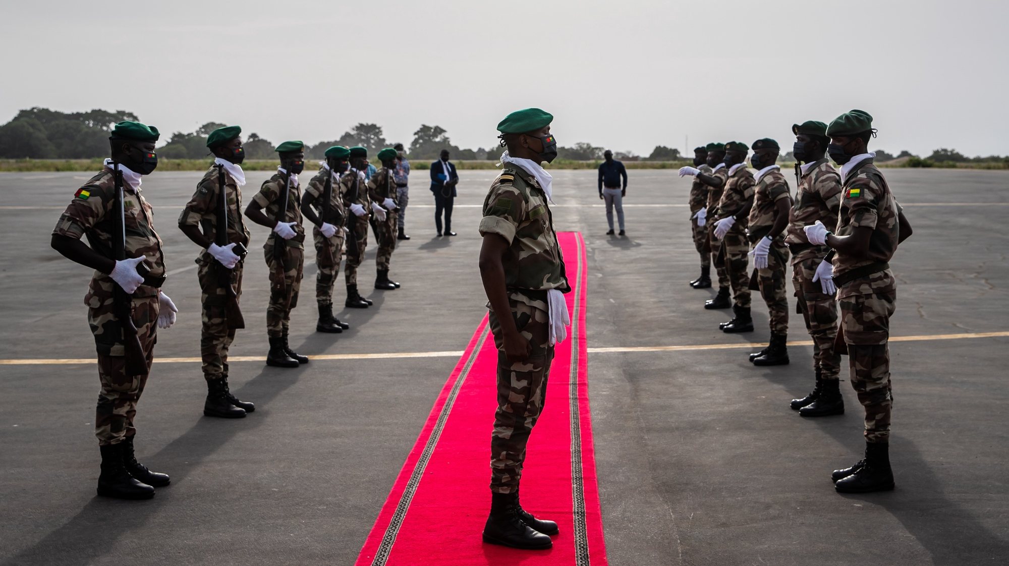 Militares no Aeroporto Internacional Osvaldo Vieira, em Bissau, na Guiné-Bissau, 15 de maio de 2021. JOSÉ SENA GOULÃO/LUSA