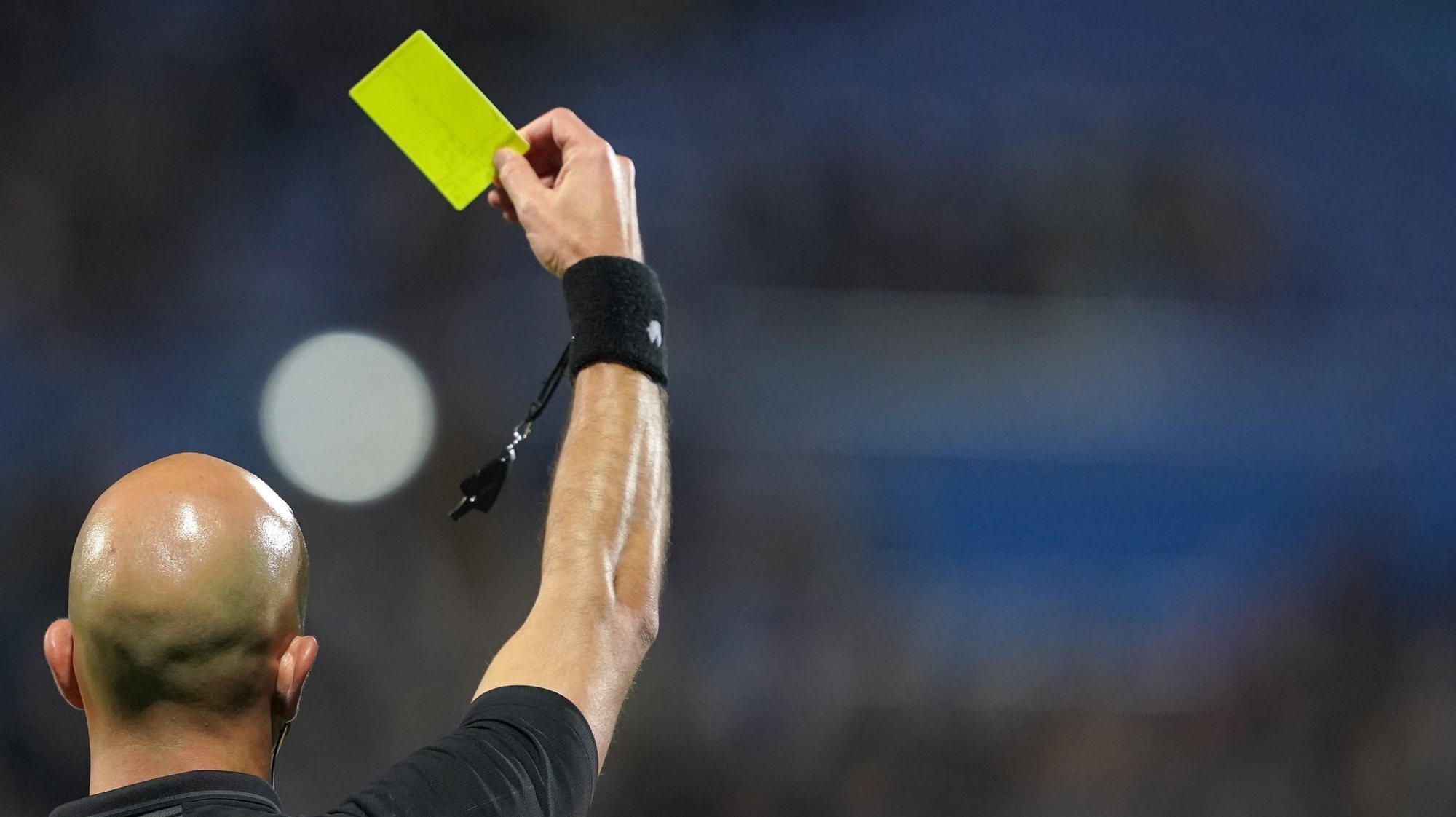O árbitro Luis Godinho mostra um cartão amarelo durante o jogo entre o Vizela e o Famalicão a contar para a Primeira Liga de Futebol realizado no Estádio do Futebol Clube de Vizela, 18  de março de 2022. HUGO DELGADO/LUSA
