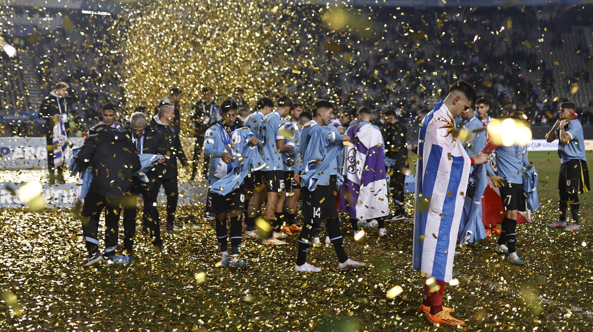 epa10686138 Players of Uruguay celebrate after winning the FIFA U-20 World Cup final soccer match between Uruguay and Italy, in La Plata, Argentina, 11 June 2023.  EPA/Juan Ignacio Roncoroni