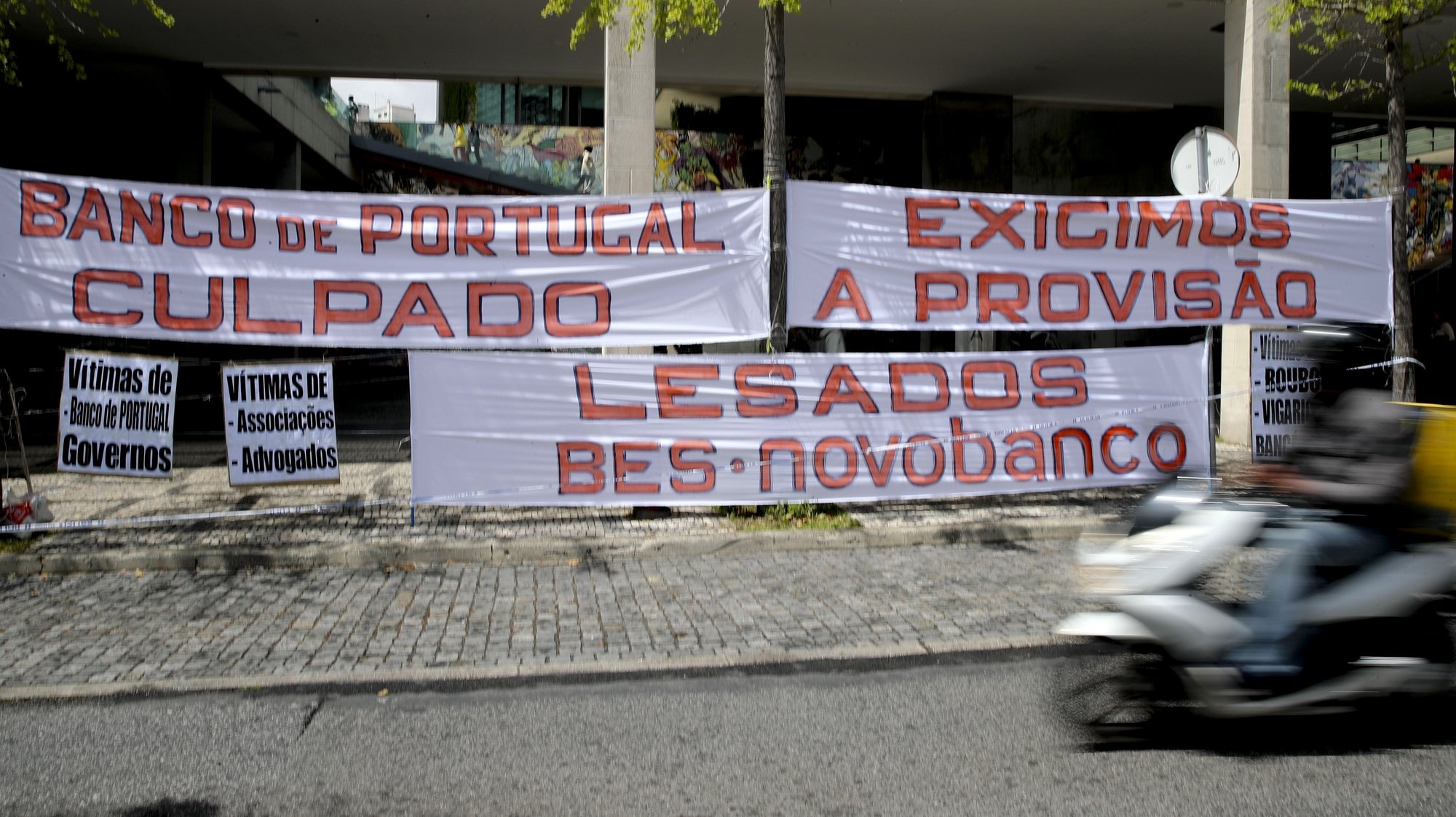 Protesto dos lesados do BES/NB no início da fase instrutória do processo BES/GES, no Campus da Justiça, em Lisboa, 26 de abril de 2022. MANUEL DE ALMEIDA/LUSA