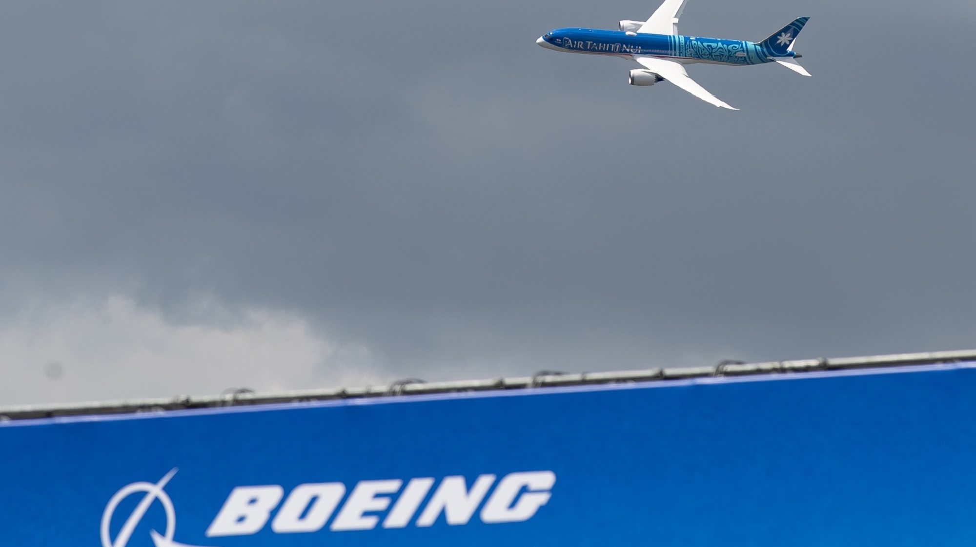 epa08780273 (FILE) - A Boeing 787-9 performs a demonstration flight during the opening day of the 53rd International Paris Air Show at Le Bourget Airport near Paris, France, 17 June 2019 (reissued 28 October 2020). Boeing on 28 October 2020 published their 3rd quarter 2020 results, saying their 3rd quarter 2020 revenue stood at 14,139 million USD, less 29 per cent from 2019 figures of 19,980, while first nine months revenue was 42,854 million USD, less 27 per cent from 2019 revenue of 58,648 million USD.  EPA/IAN LANGSDON *** Local Caption *** 55830720