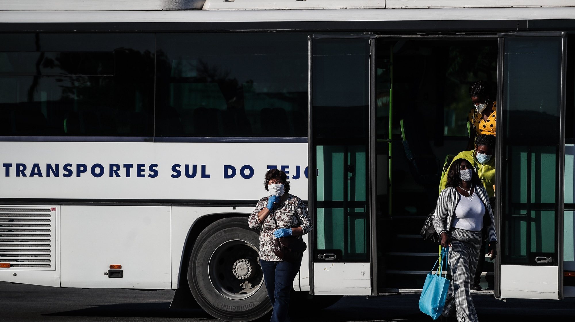Users exiting a Transportes Sul do Tejo (TST) bus, in Cacilhas, Almada, May 20, 2020. Road transport was reinforced with the entry of the second phase of deconfinement due to the covid-19 pandemic, a Despite this, the races continue with few people, which contrasts with the great use of river transport by Transtejo/Soflusa.  (FOLLOW THE TEXT).  MÁRIO CRUZ/LUSA