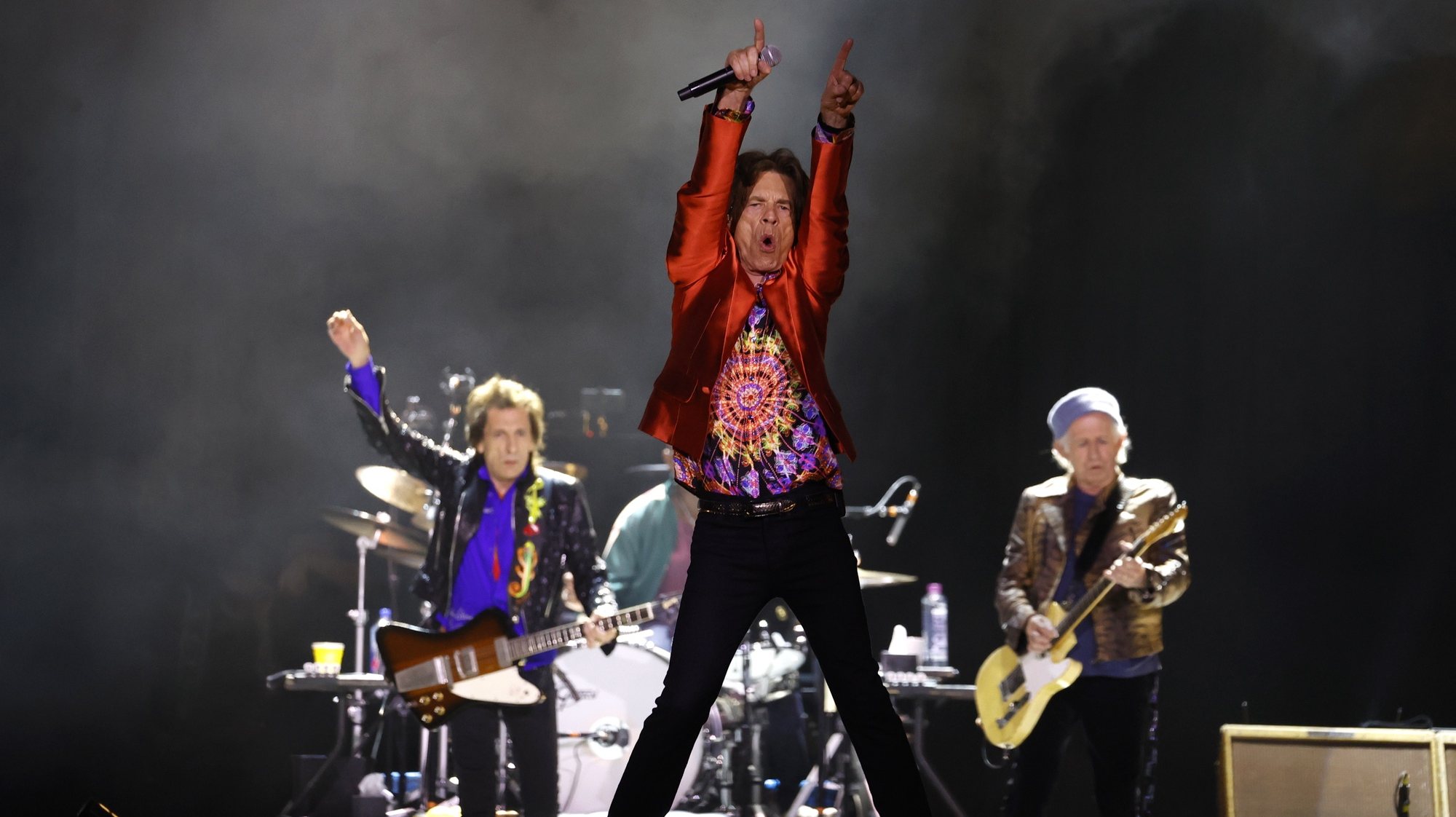 epa09990642 The Rolling Stones&#039; Ronnie Wood (L), Mick Jagger (C), and Keith Richards (R) perform on stage during the band&#039;s concert at Wanda Metropolitano stadium in Madrid, Spain, 01 June 2022, as a kick-off of their &#039;SIXTY&#039; European Tour.  EPA/JUANJO MARTIN