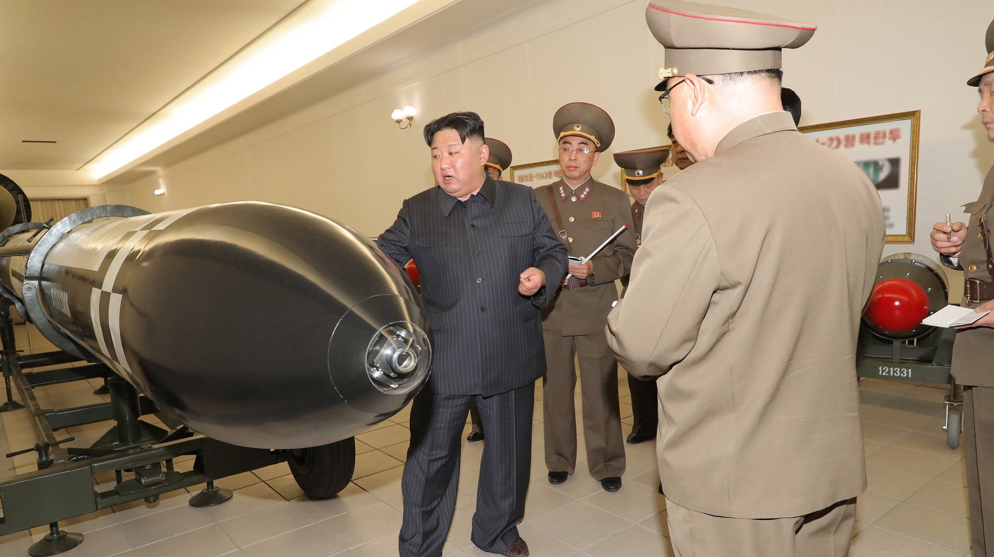 Líder norte-coreano promete melhorar arsenal nuclear – Observador