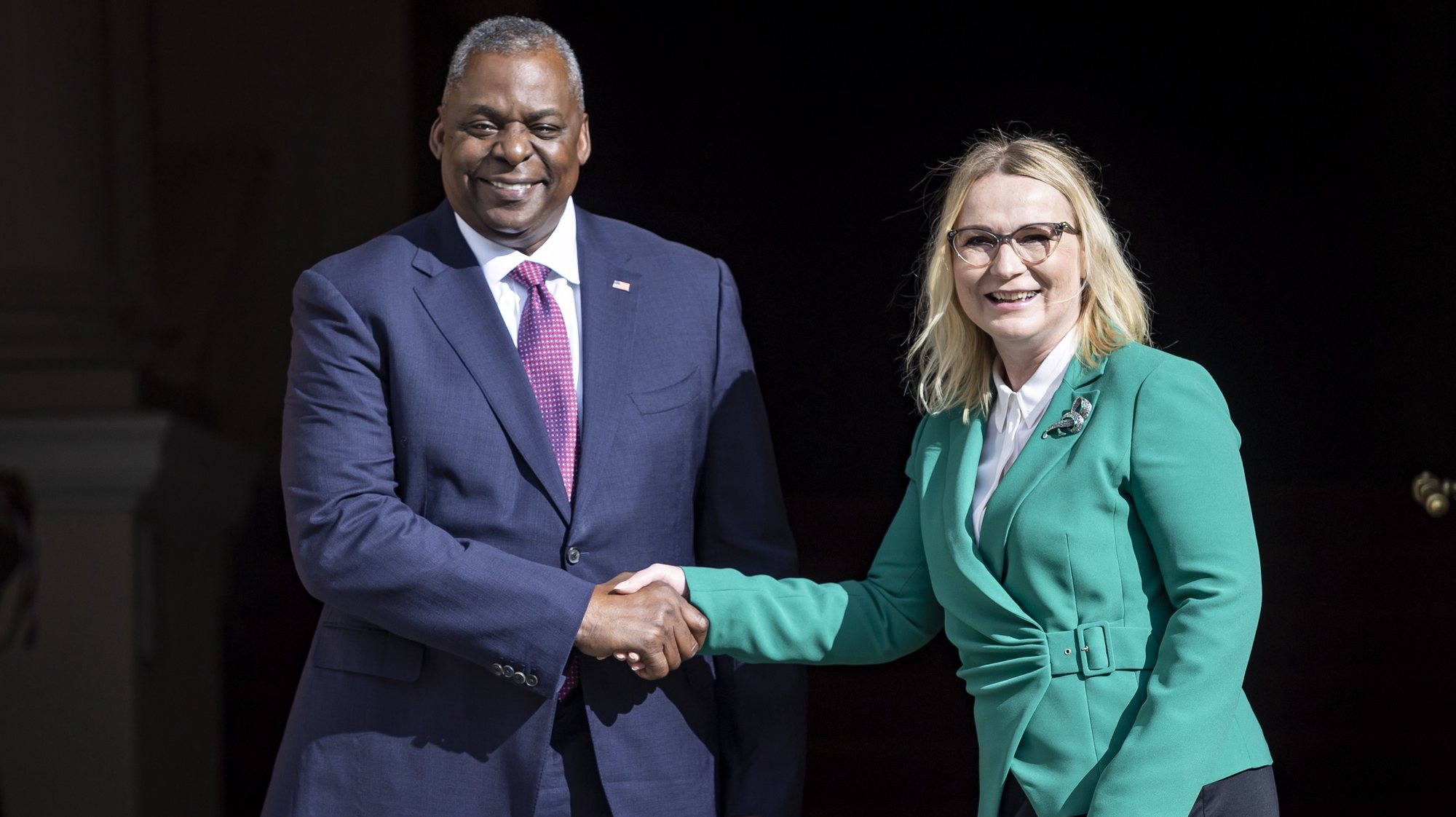 epa10172556 US Secretary of Defense Lloyd J. Austin III (L) and Czech Defence Minister Jana Cernochova (R) shake hands during welcome ceremony prior to their talks in Prague, Czech Republic, 09 September 2022.  EPA/STRINGER