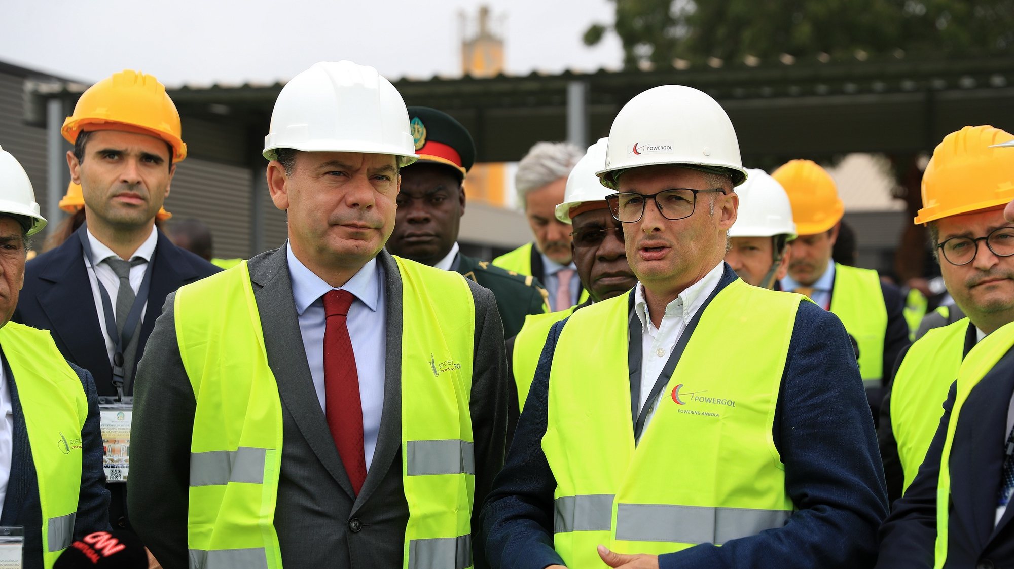 O primeiro-ministro de Portugal, Luís Montenegro (C-E), durante a visita à empresa Powergol, no segundo dia da visita oficial de três dias a Angola, em Luanda, Angola, 24 de julho de 2024. AMPE ROGÉRIO/LUSA
