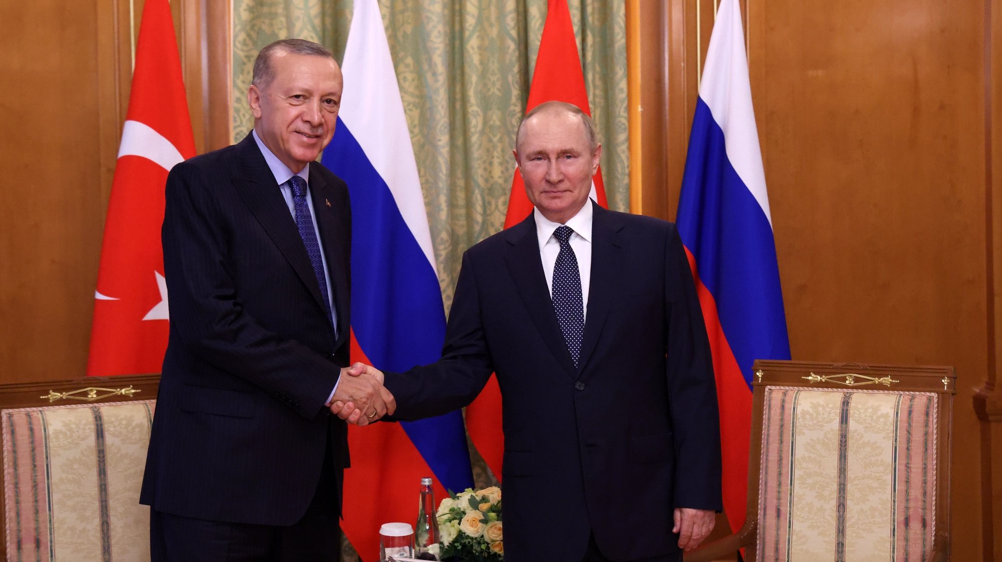 epa10107203 Russian President Vladimir Putin (R) shakes hand with Turkey&#039;s President Recep Tayyip Erdogan during a meeting in Sochi, Russia, 05 August 2022.  EPA/VYACHESLAV PROKOFYEV / SPUTNIK / KREMLIN POOL MANDATORY CREDIT