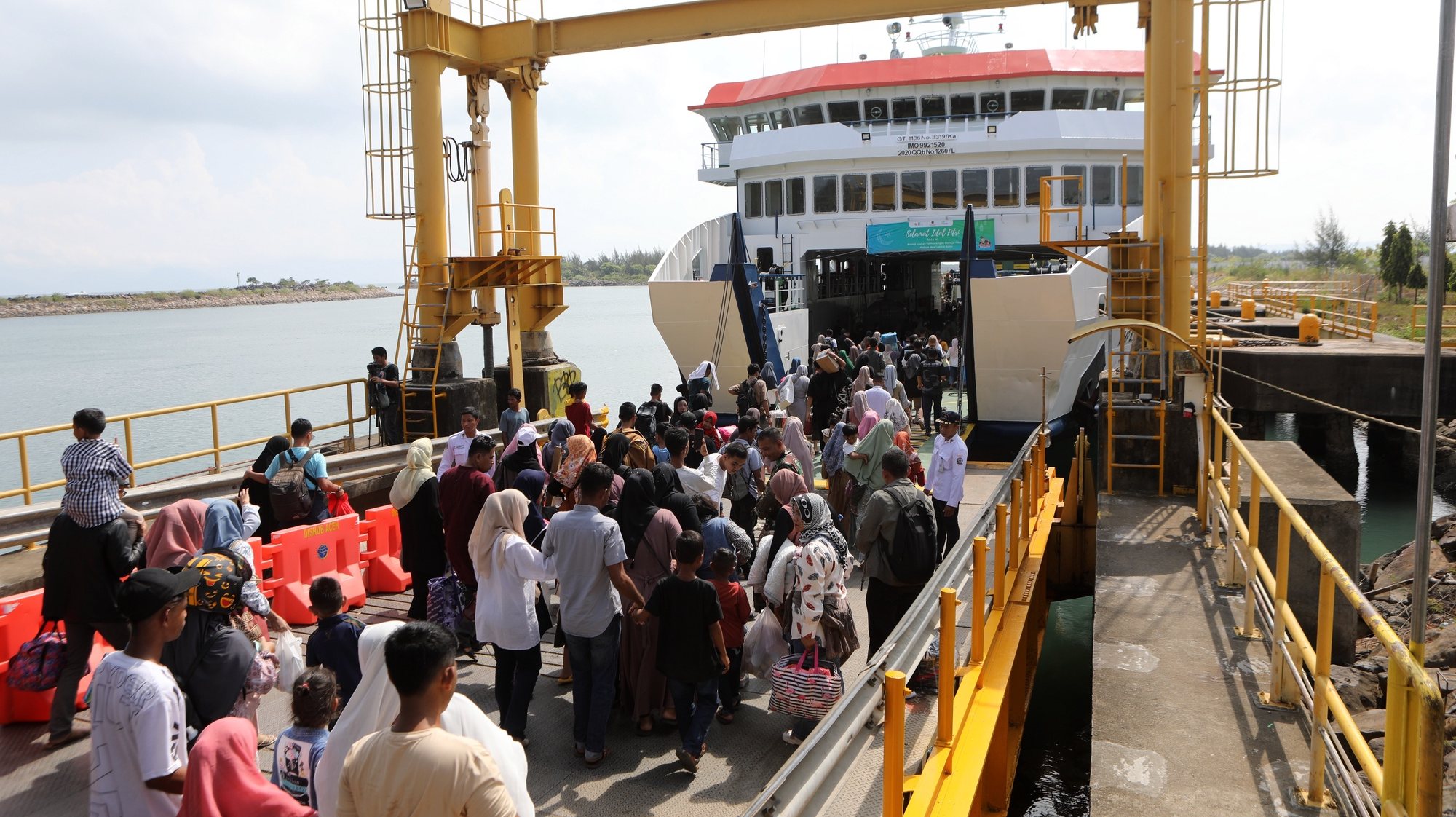 epa10591720 Passengers board the ferry before sailing across the sea at Ulee Lheue port in Banda Aceh, Indonesia, 26 April 2023. Thousands of people are making their return home journey after the Eid al-Fitr holiday.  EPA/HOTLI SIMANJUNTAK