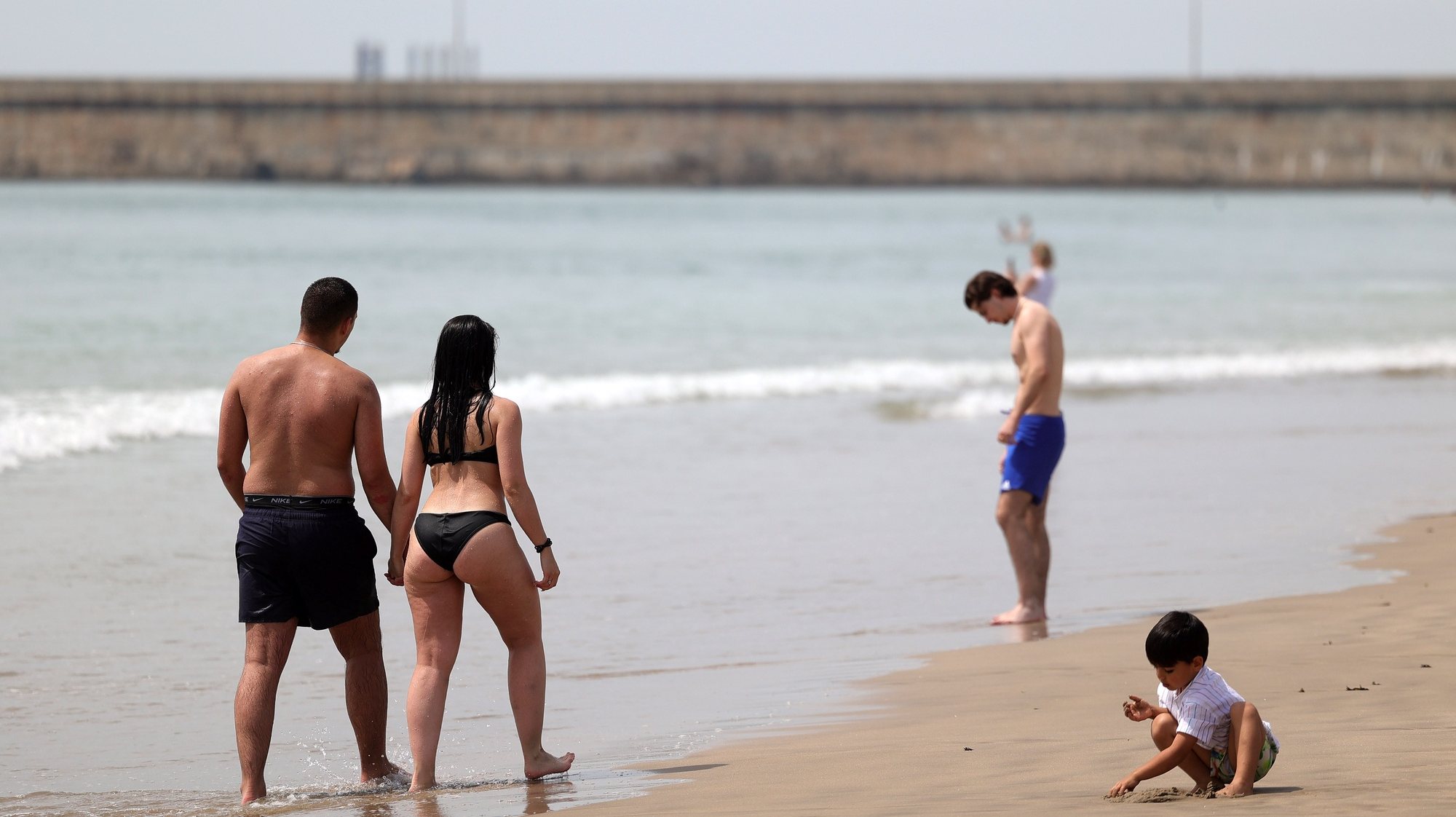 Cidadãos aproveitam o calor que se faz sentir na praia de Matosinhos, 02 de maio 2023. A continuação de temperaturas elevadas, ausência de precipitação e perigo de incêndio muito elevado são algumas das previsões do Instituto Português do Mar e das Atmosfera (IPMA) para os próximos meses. ESTELA SILVA/LUSA