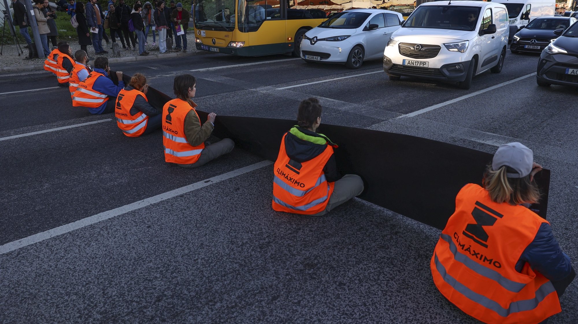 Ativistas da Climáximo bloqueiam o acesso a Lisboa pela A5 durante uma ação de protesto, 14 de dezembro de 2023. MIGUEL A. LOPES/LUSA
