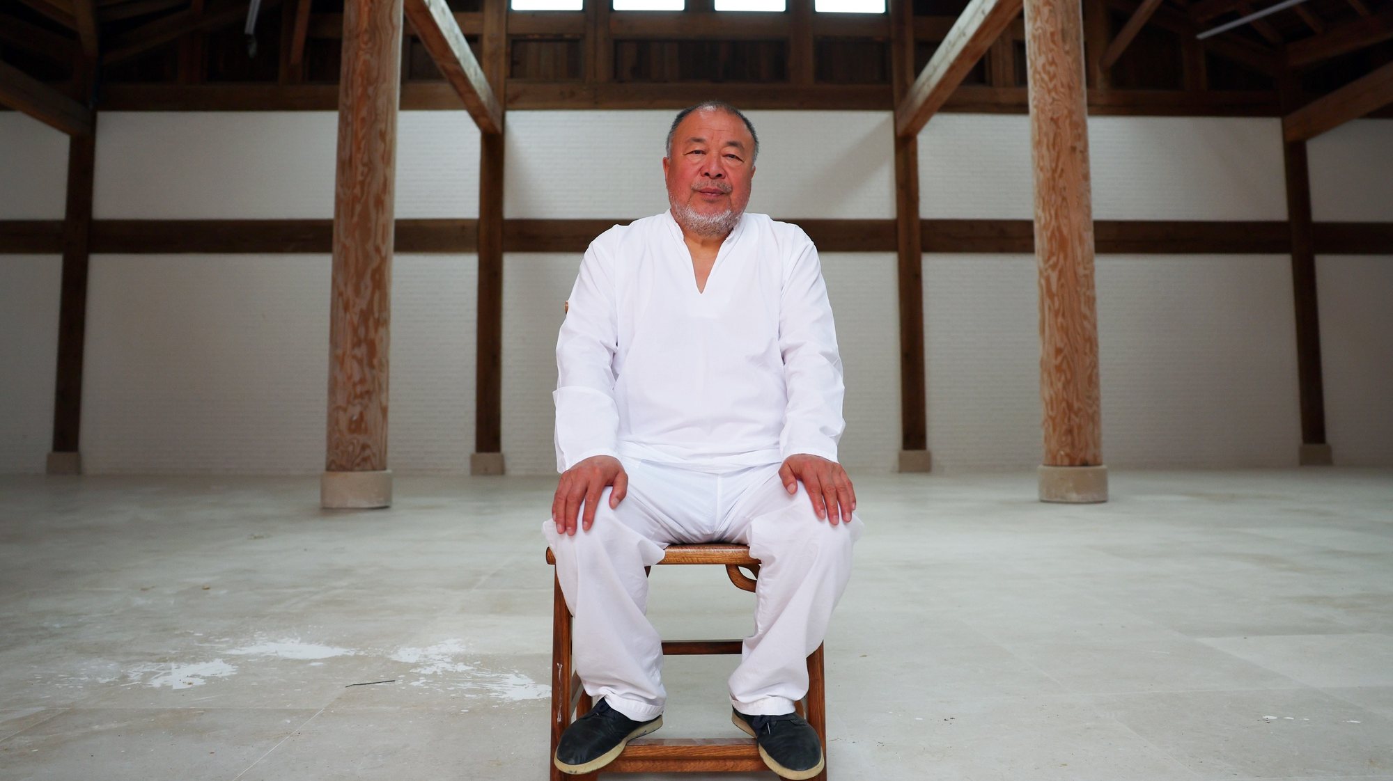 O artista chinês Ai Weiwei argumentou hoje que o Ocidente “já não defende os direitos humanos” como quer fazer crer, exemplificando com as guerras na Ucrânia e no Médio Oriente, com os quais os países ocidentais lucram, Montemor-o-Novo, 13 de maio de 2024. Em entrevista à agência Lusa, no seu novo ateliê em construção na herdade no Alentejo onde passou a residir nos últimos anos, no concelho de Montemor-o-Novo (Évora), Ai Weiwei dá como exemplos desse seu olhar crítico em direção ao ocidente “as duas guerras que estão a acontecer”. (ACOMPANHA TEXTO DE 13 DE MAIO DE 2024). NUNO VEIGA/LUSA