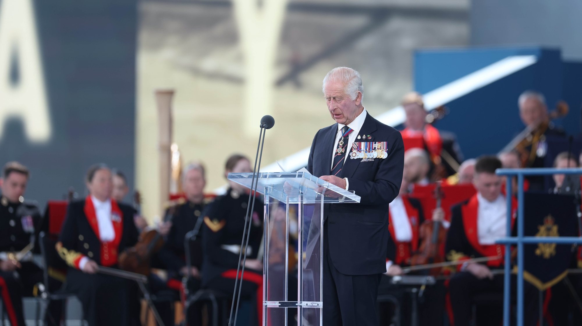 epa11390863 Britain&#039;s King Charles III (C) speaks during the national commemorative event for the 80th anniversary of D-Day, in Southsea Common, Portsmouth, Britain, 05 June 2024. The event will involve more than 500 members of the Armed Forces, including a 79-piece orchestra, a 25-strong choir and drummers from the Royal Marines. Portsmouth played a key role in preparing for the invasion of the beaches of northern France in 1944, which became a turning point in the Second World War.  EPA/NEIL HALL/POOL