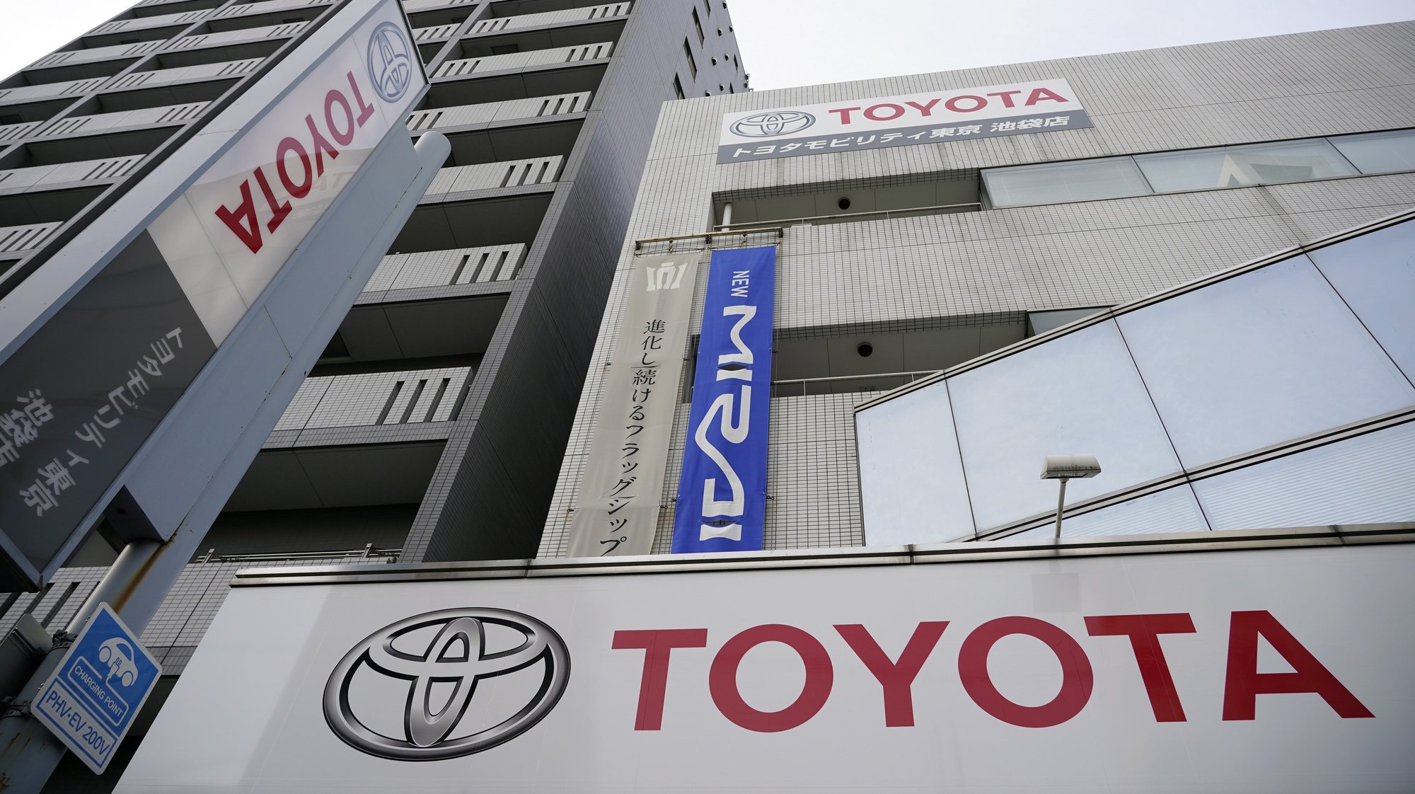 epa09000537 The Toyota Motor logo hangs outside the carmaker&#039;s retailer in Tokyo, Japan, 10 February 2021. Toyota Motor Corp. announced its financial forecast for the fiscal year 2021.  EPA/FRANCK ROBICHON
