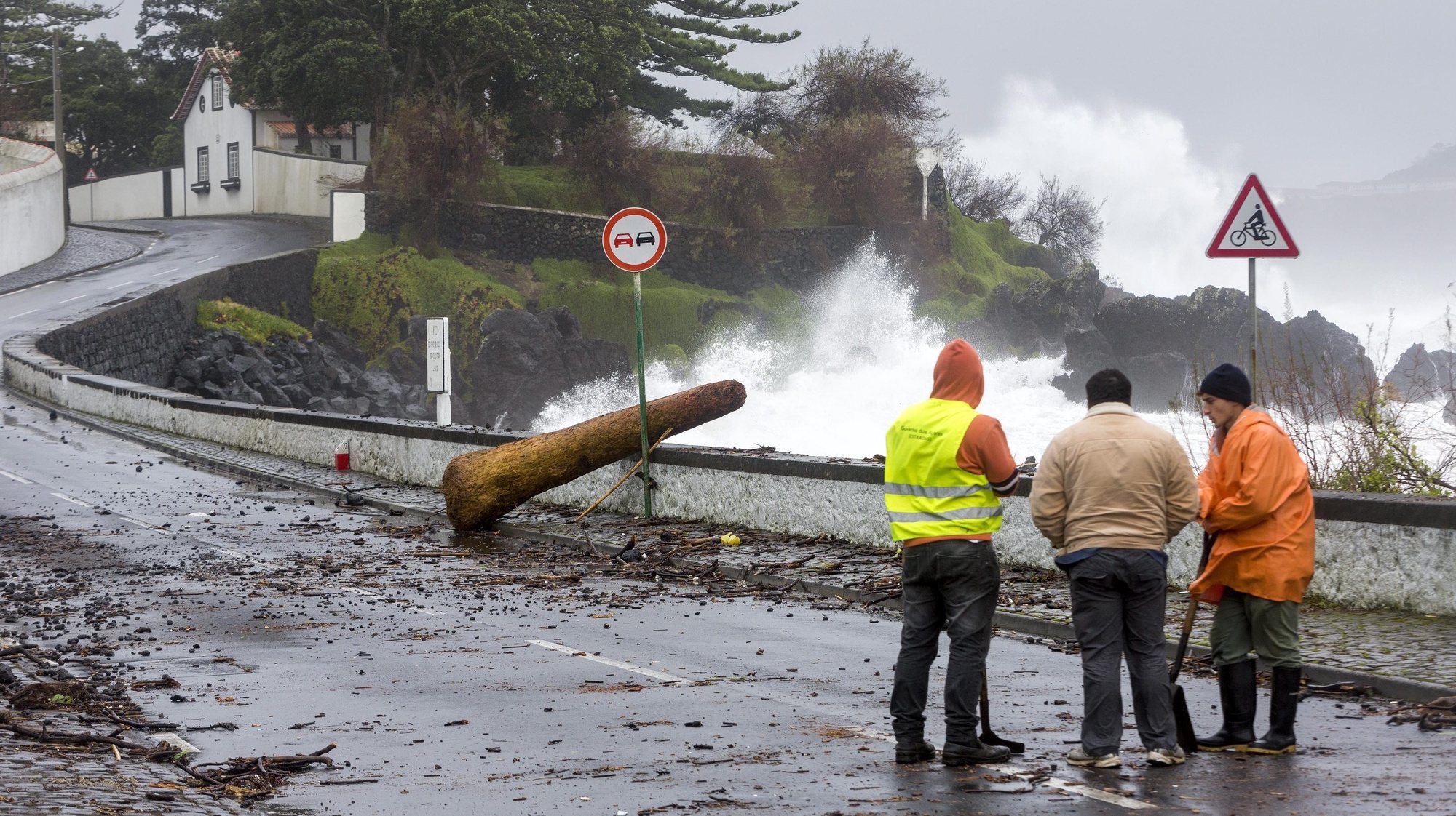epa05069012 Sea waters hit the shore in the Sao Mateus fishing harbor, Terceira island, Azores, Portugal, 14 December 2015. Santa Maria and Sao Miguel islands in Azores are under red alert due to 130 to 150 km/hour strong winds and sea storms.  EPA/ANTONIO ARAUJO