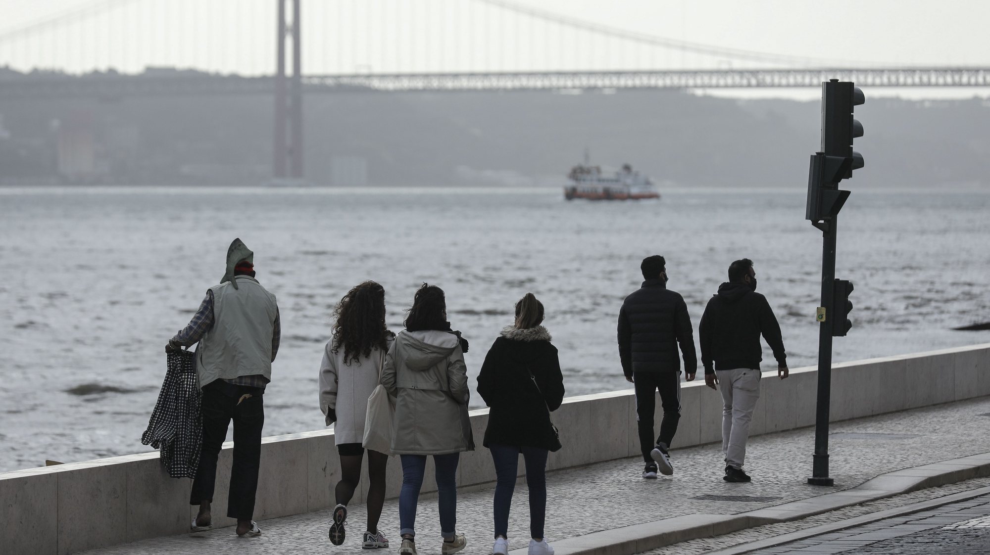 Pessoas passeiam junto ao rio Tejo em Lisboa, durante período com medidas de restrição impostas pelo novo confinamento, na sequência da pandemia de Covid-19, 30 de janeiro de 2021. MIGUEL A. LOPES/LUSA