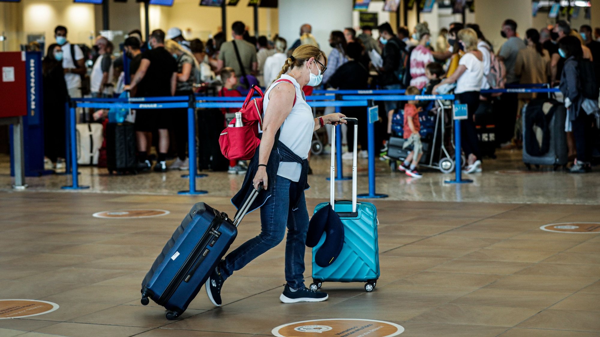 British people gather at Faro Airport as they interrupt their holidays in the Algarve and return home due to the British government&#039;s new rules about the covid-19 pandemic, Faro, Portugal, 7 June 2021. LUÍS FORRA/LUSA