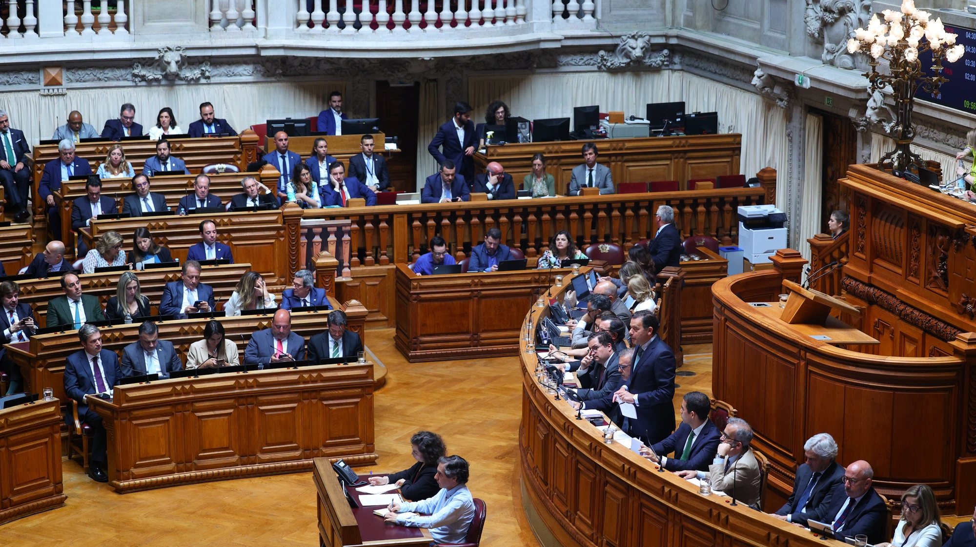 O primeiro-ministro, Luís Montenegro (D), intervém durante o debate parlamentar, na Assembleia da República, em Lisboa, 26 de junho de 2024. ANTÓNIO COTRIM/LUSA
