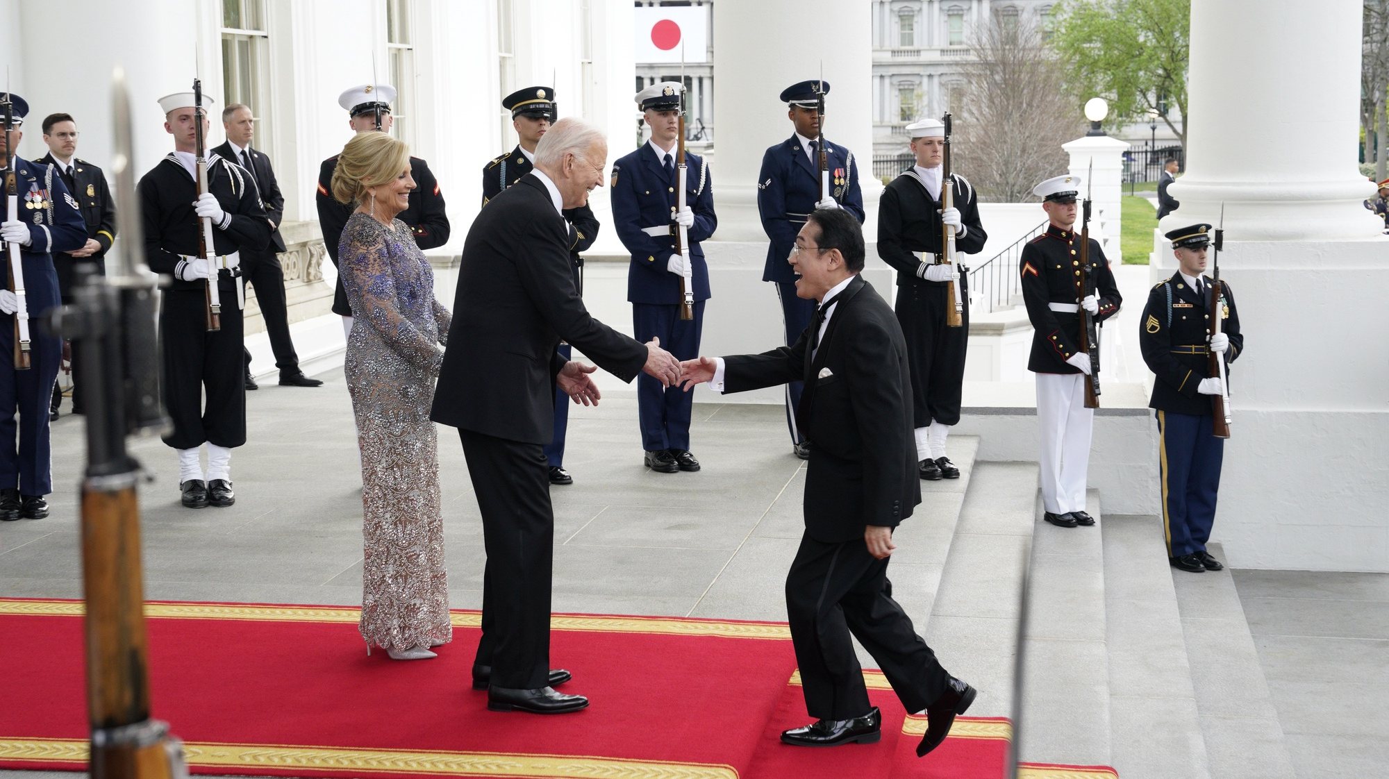 epa11271369 US President Joe Biden (C) and first lady Jill Biden (L) welcome Prime Minister Fumio Kishida (R) of Japan; the Prime Minister of Japan&#039;s spouse Yuko Kishida (not pictured) upon their arrival for the State dinner, at the North Portico of the White House, in Washington, DC, USA, 10 April 2024. Prime Minister Fumio Kishida of Japan is making the first State visit to the White House of a Japanese prime minister in nine years.  EPA/Yuri Gripas / POOL