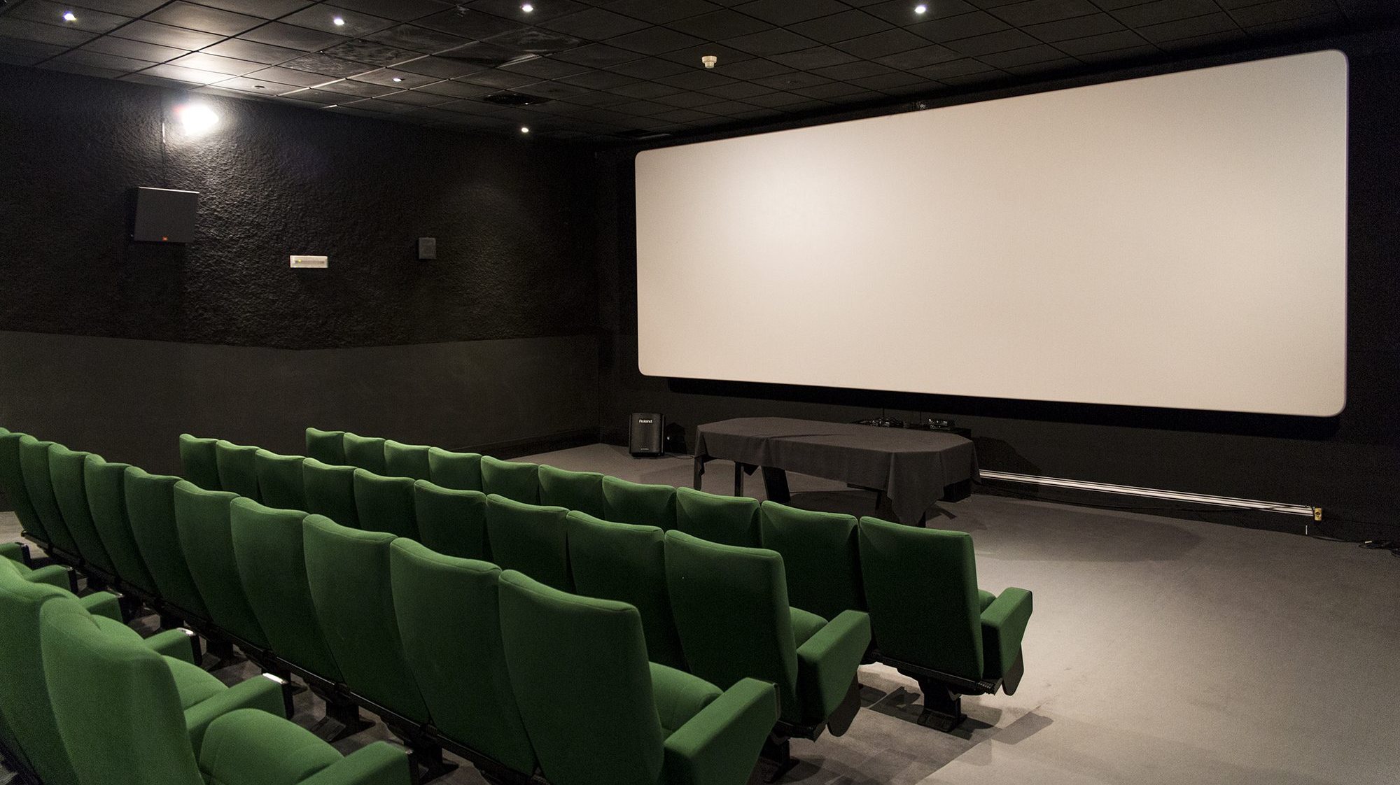 A NOS e a Cineplace são as duas maiores exibidoras em Portugal, representando mais de metade dos ecrãs de cinema no país, uma proporção que aumenta para lá de dois terços em termos de espectadores