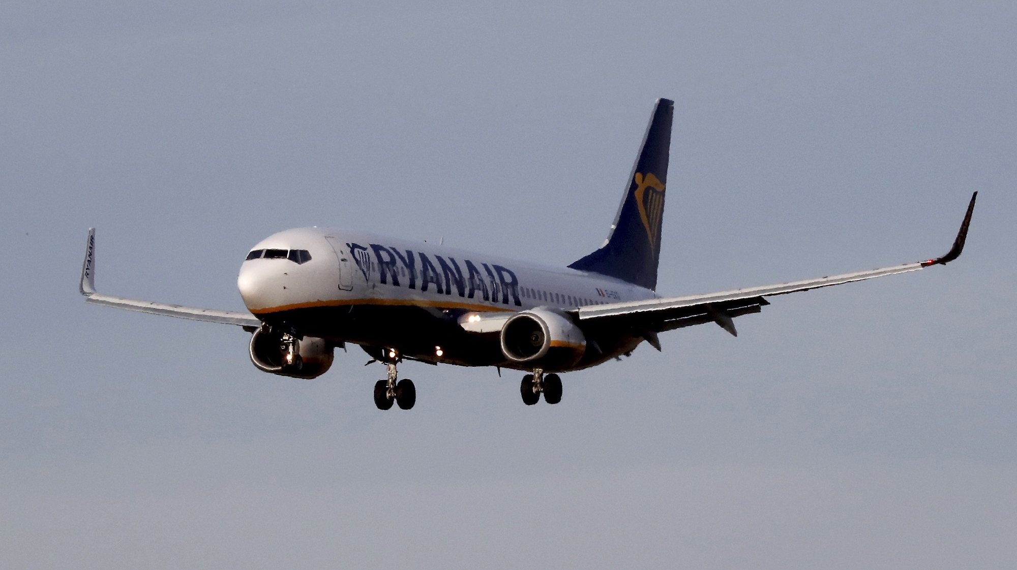epa08859431 (FILE) - A Ryanair Boeing 737 - 8AS approaches for landing at the Riga International Airport in Riga, Latvia, 17 January 2020 (reissued 03 December 2020). Ryanair on 03 December 2020 announced it has ordered another 75 Boeing 737 Max worth nine billion US dollars.  EPA/TOMS KALNINS *** Local Caption *** 55805268