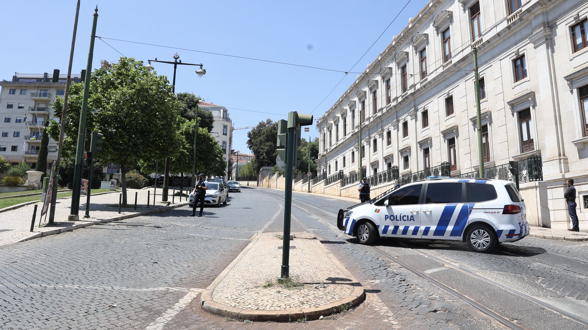 Um veículo da Polícia de Segurança Pública (PSP) bloqueia o acesso de parte da Calçada da Estrela, junto ao parlamento, até à Avenida Dom Carlos I, depois do edifício da sede do Chega ter sido evacuado devido a um homem ter entrado com uma mochila alegando que continha um engenho explosivo dentro, em Lisboa, 23 de maio de 2024. MANUEL DE ALMEIDA/LUSA