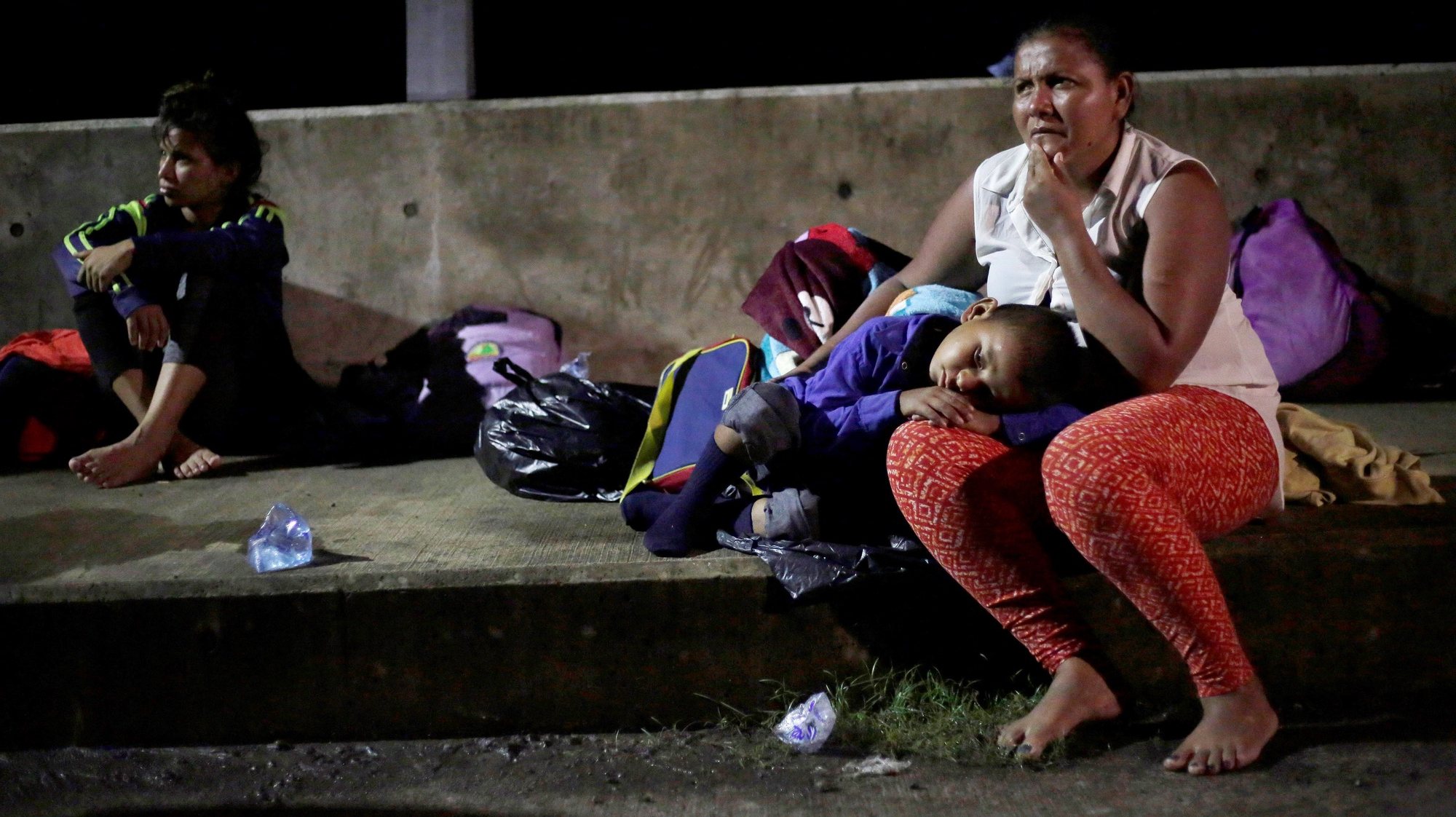 epa07101465 Honduran migrants rest after they managed to cross the migration control in El Amatillo frontier with El Salvador, in Pasaquina, La Union, El Salvador, early 18 October 2018. More than 100 Honduran migrants wait at El Amatillo to continue their journey to Guatemala, where they expect to join other 400 Honduran migrants in order to resume their path to their final destination, the United States. The migrants, the majority of them children and women, started their trip to the United States after President Donald Trump threatened with immediately withdrawing all the help granted to Honduras if another existing caravan of Hondurans that is currently crossing Guatemala, formed by some 3,000 people according to UN&#039;s figures, does not stop before reaching the US territory.  EPA/RODRIGO SURA
